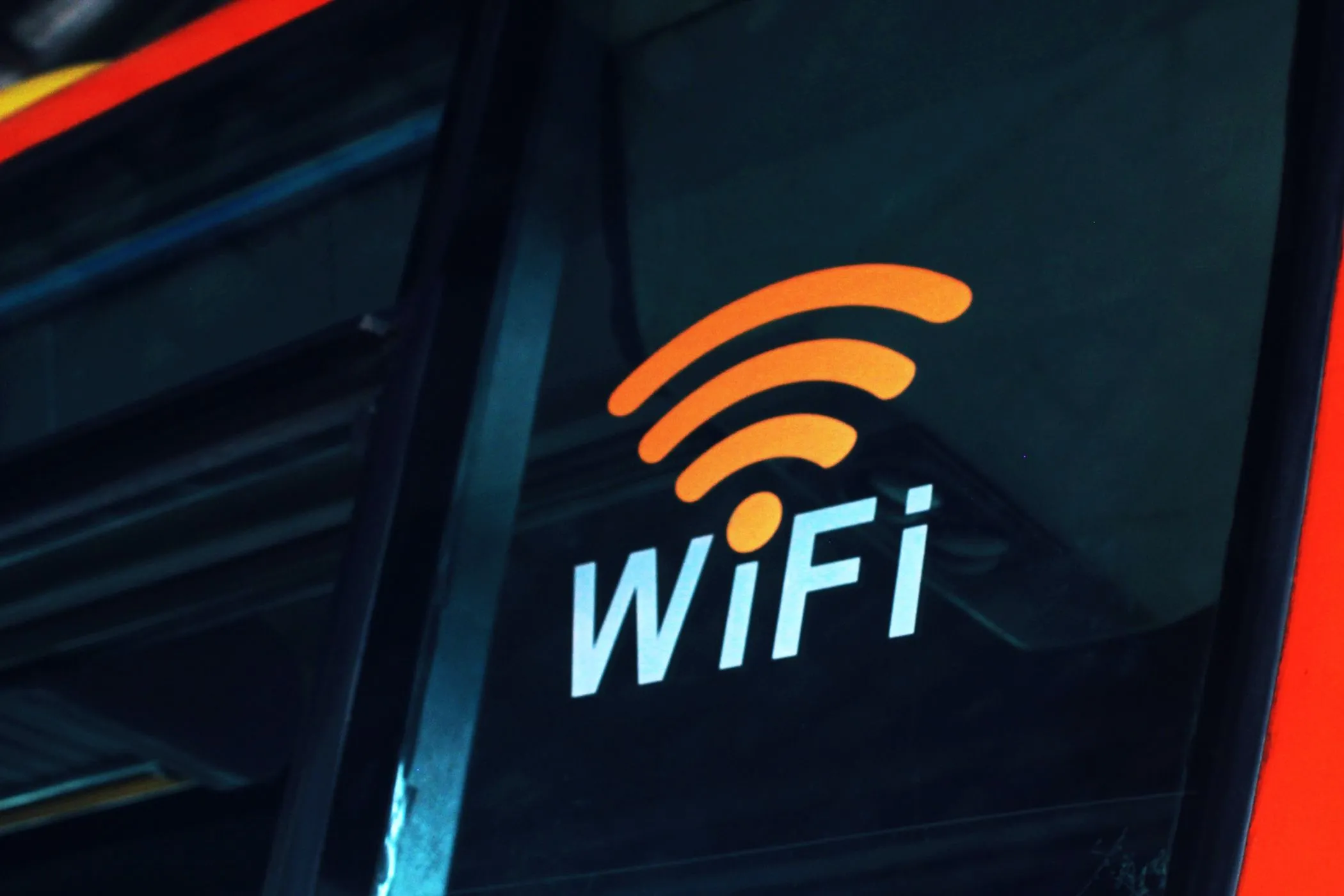 Biểu tượng Wi-Fi, minh họa các công nghệ mạng không dây và khả năng chia sẻ internet từ PC