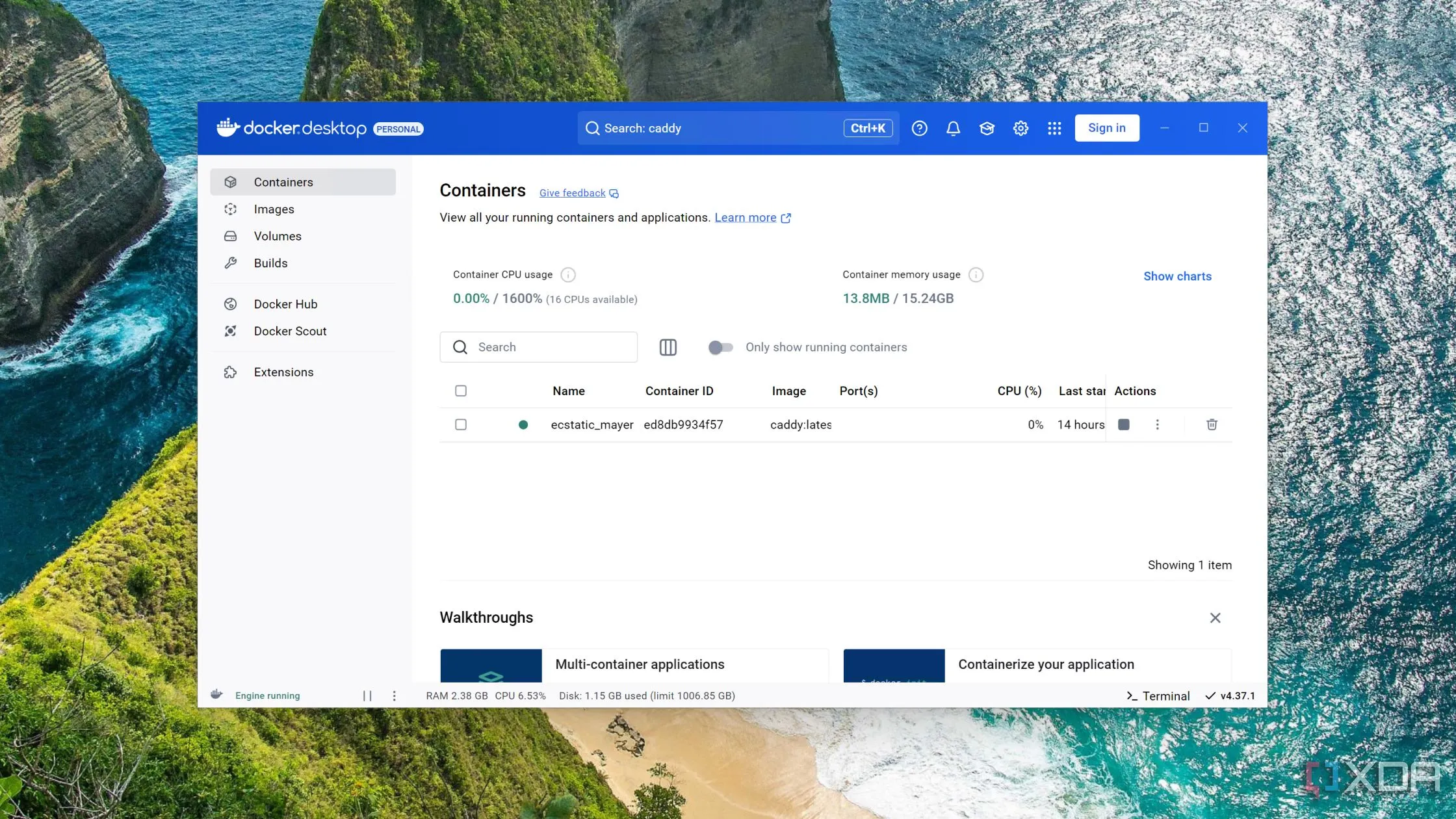 Caddy web server đang chạy trong một container Docker trên Windows 11, minh họa khả năng tự động cấp chứng chỉ HTTPS.