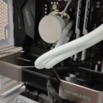 Cận cảnh card đồ họa GeForce RTX 3080 FE trong PC chơi game màu trắng