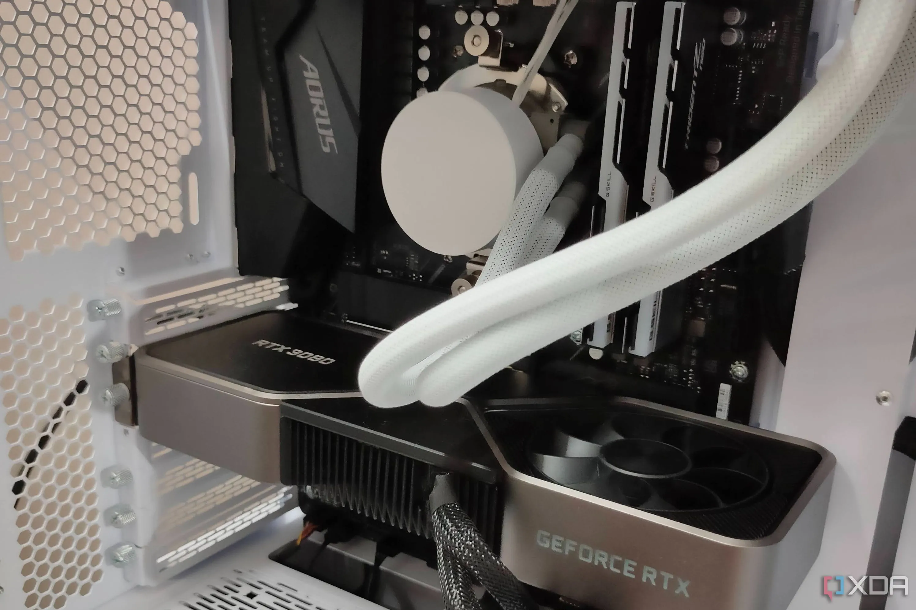 Cận cảnh card đồ họa GeForce RTX 3080 FE trong PC chơi game màu trắng