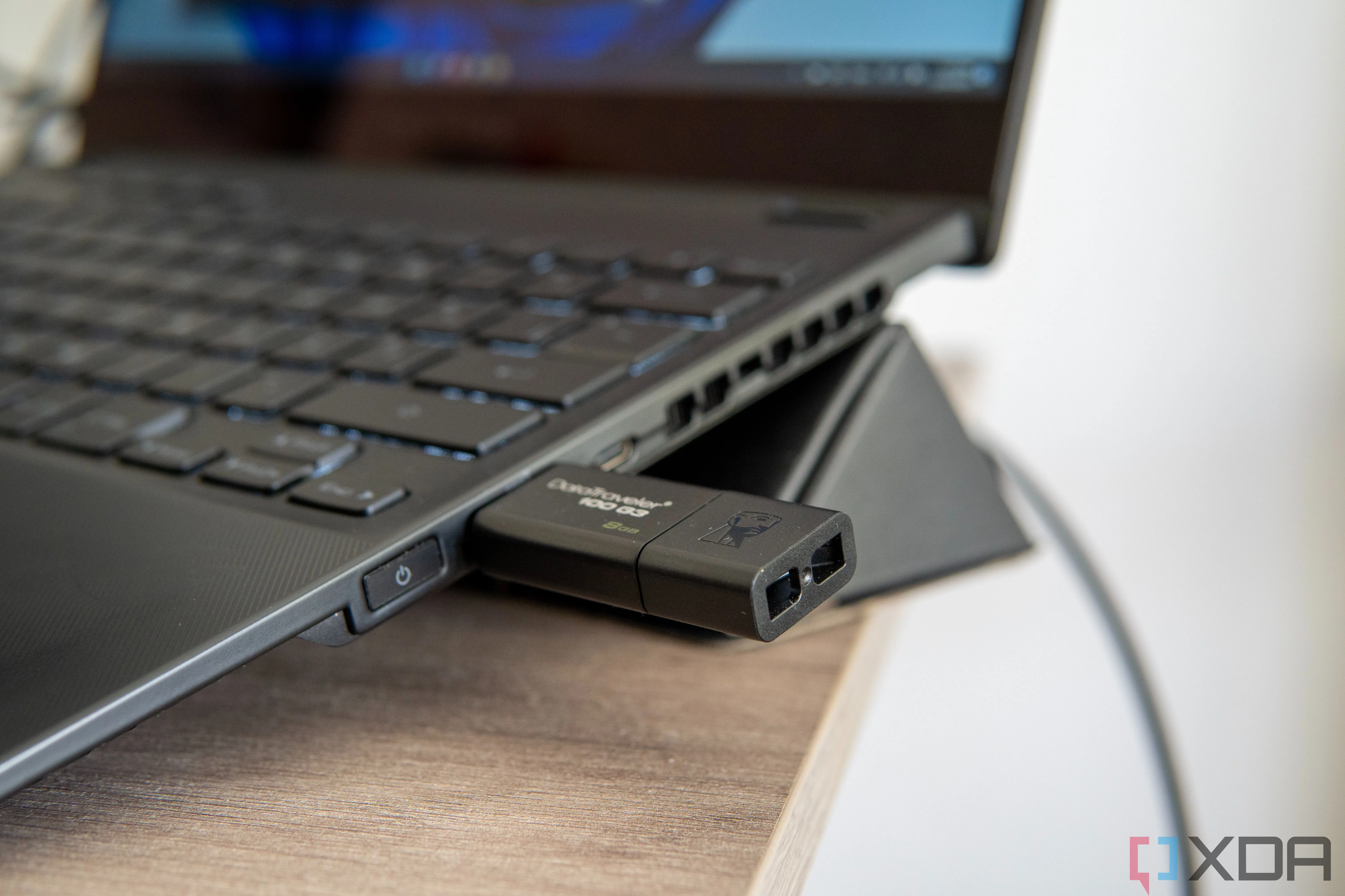Cận cảnh ổ đĩa flash USB được cắm vào laptop chạy Windows 11, sẵn sàng cho việc thiết lập khóa bảo mật