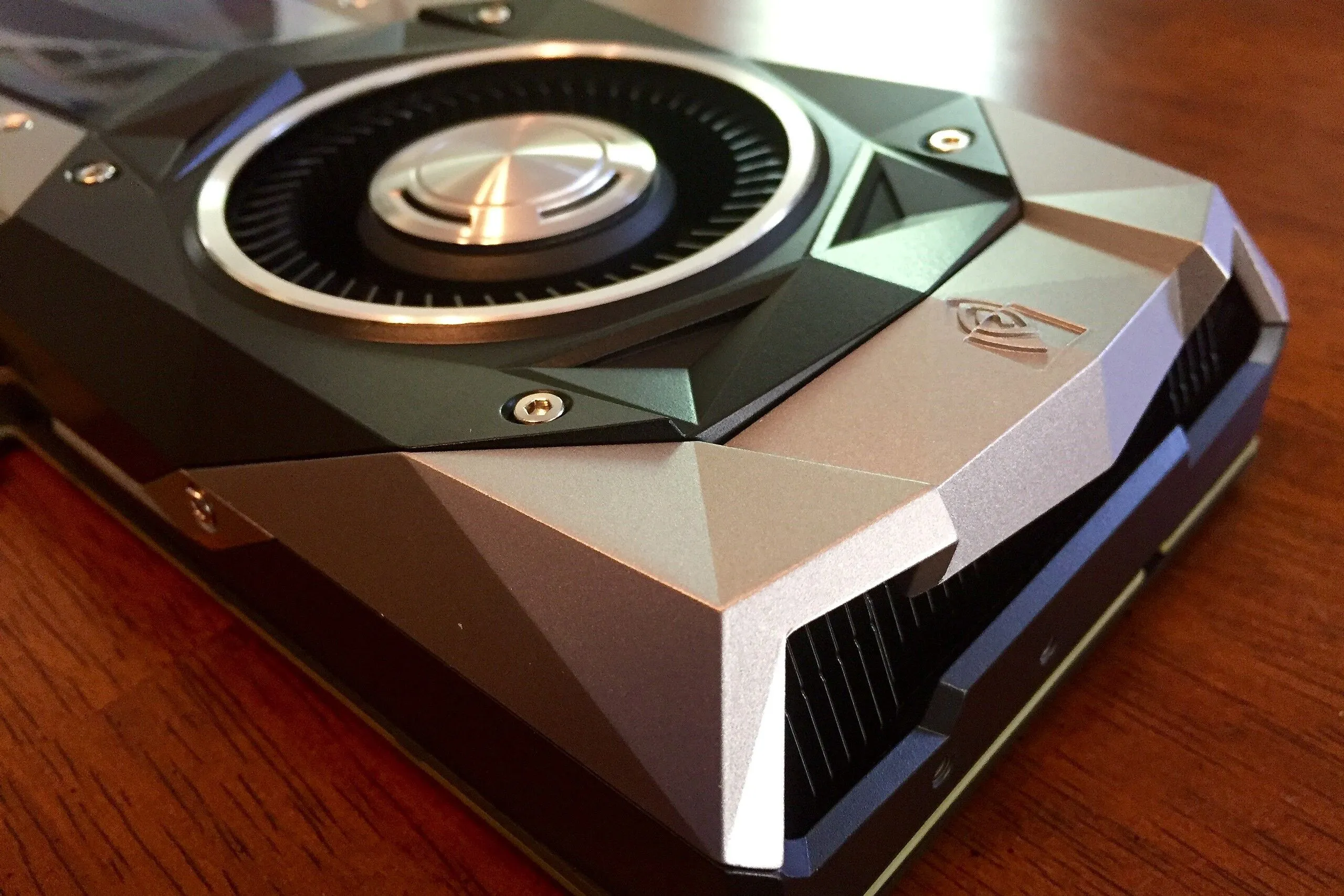 Cận cảnh phiên bản Founder's Edition của GTX 1080 Ti