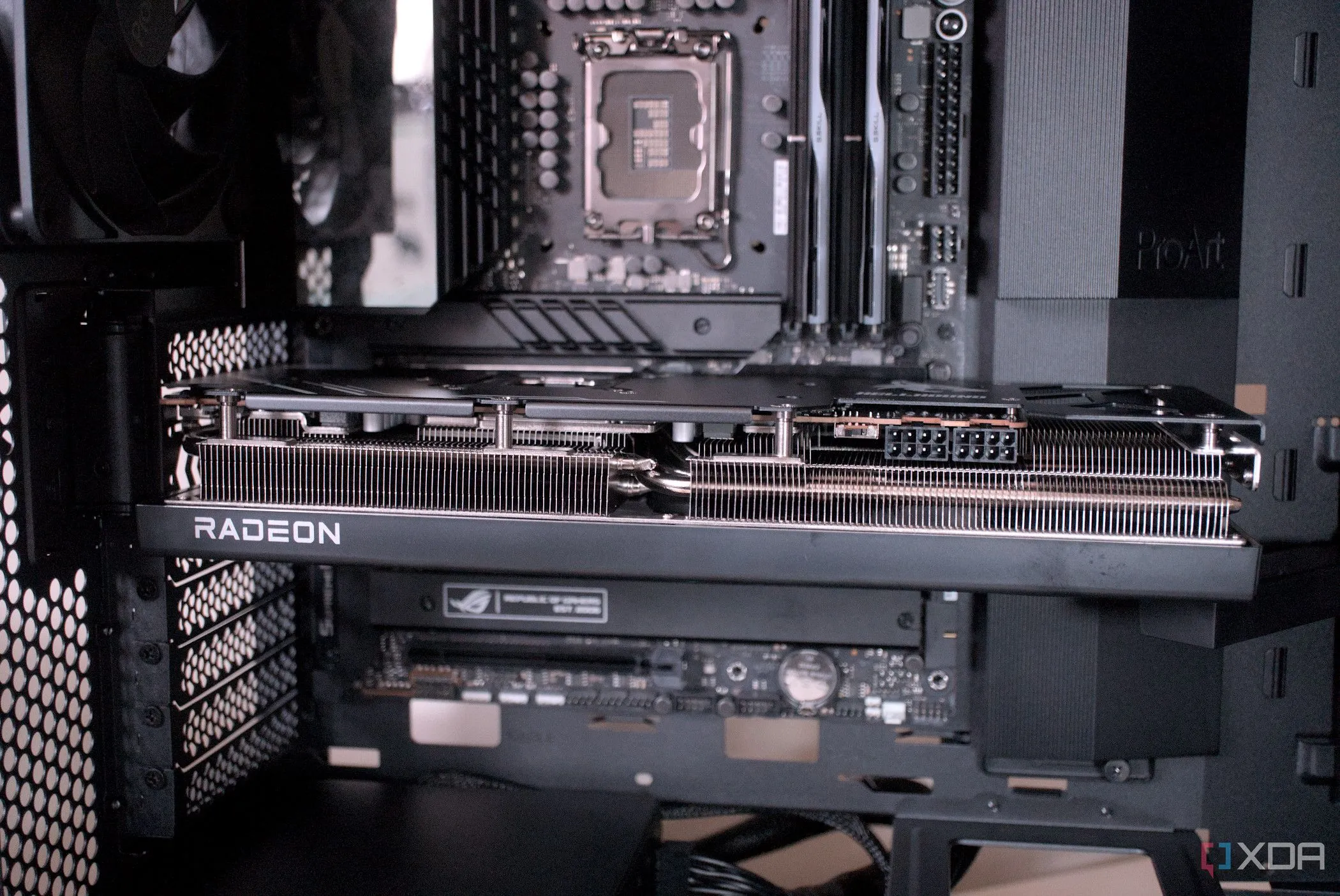 Card đồ họa được lắp đặt trong vỏ case Asus ProArt PA602