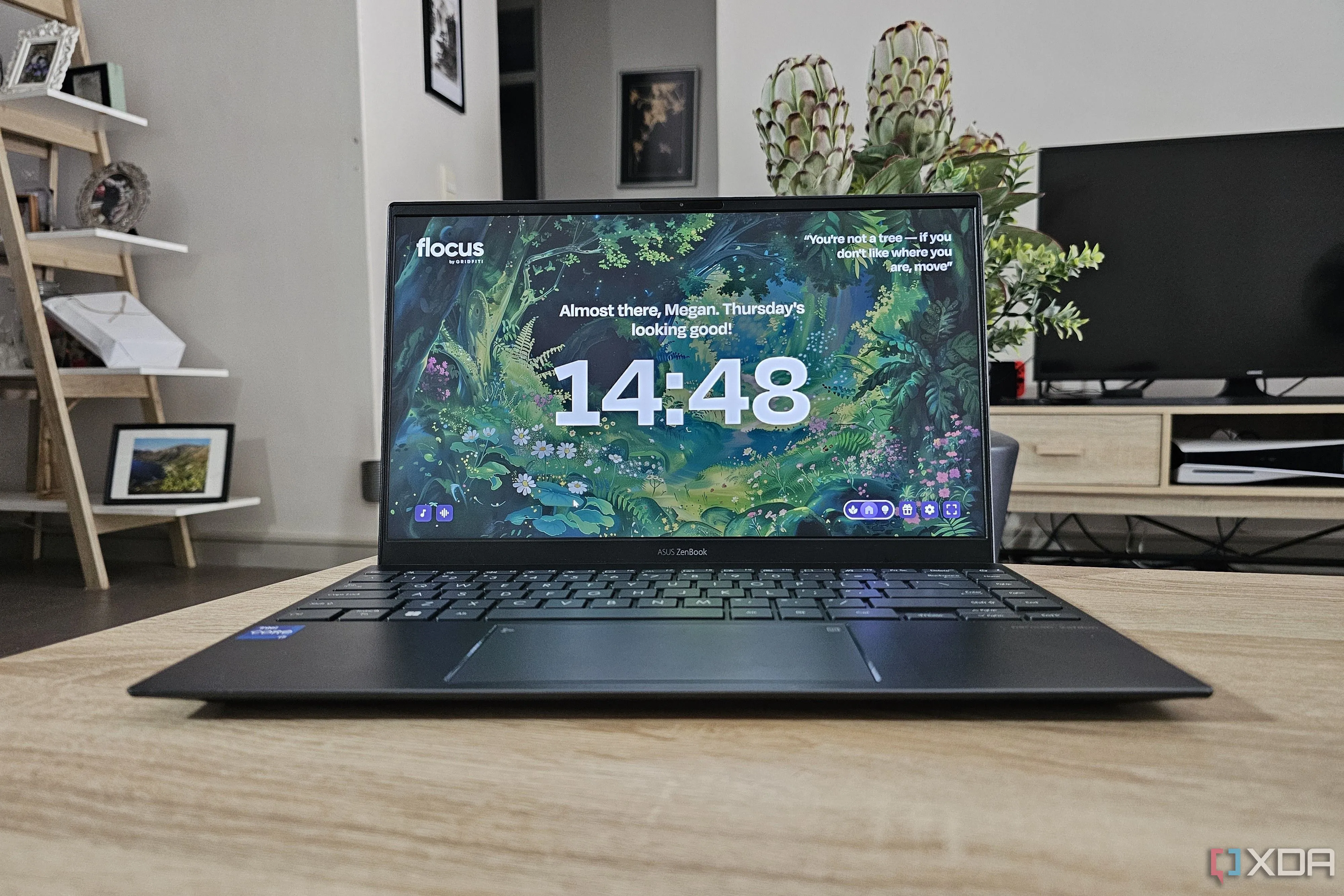 Dashboard năng suất Flocus trên màn hình laptop, thể hiện giao diện tập trung và tối giản