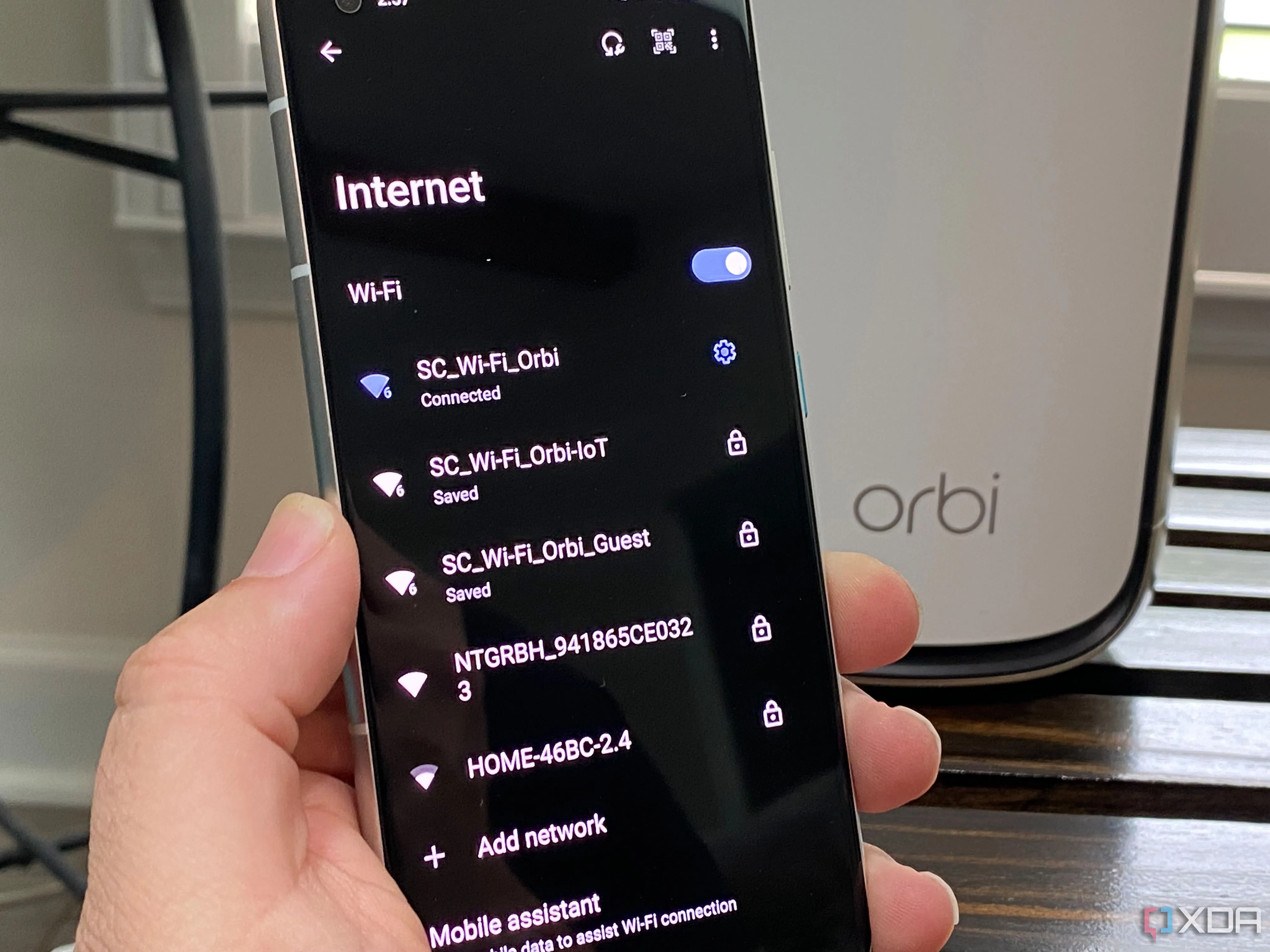 Điện thoại Android hiển thị các mạng Wi-Fi khác nhau từ router Netgear, liên quan đến việc khắc phục sự cố mạng và tối ưu kết nối