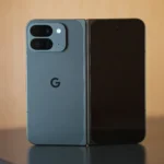 Điện thoại Google Pixel 9 Pro Fold màu xanh lá cây được đặt trên bàn và mở ra