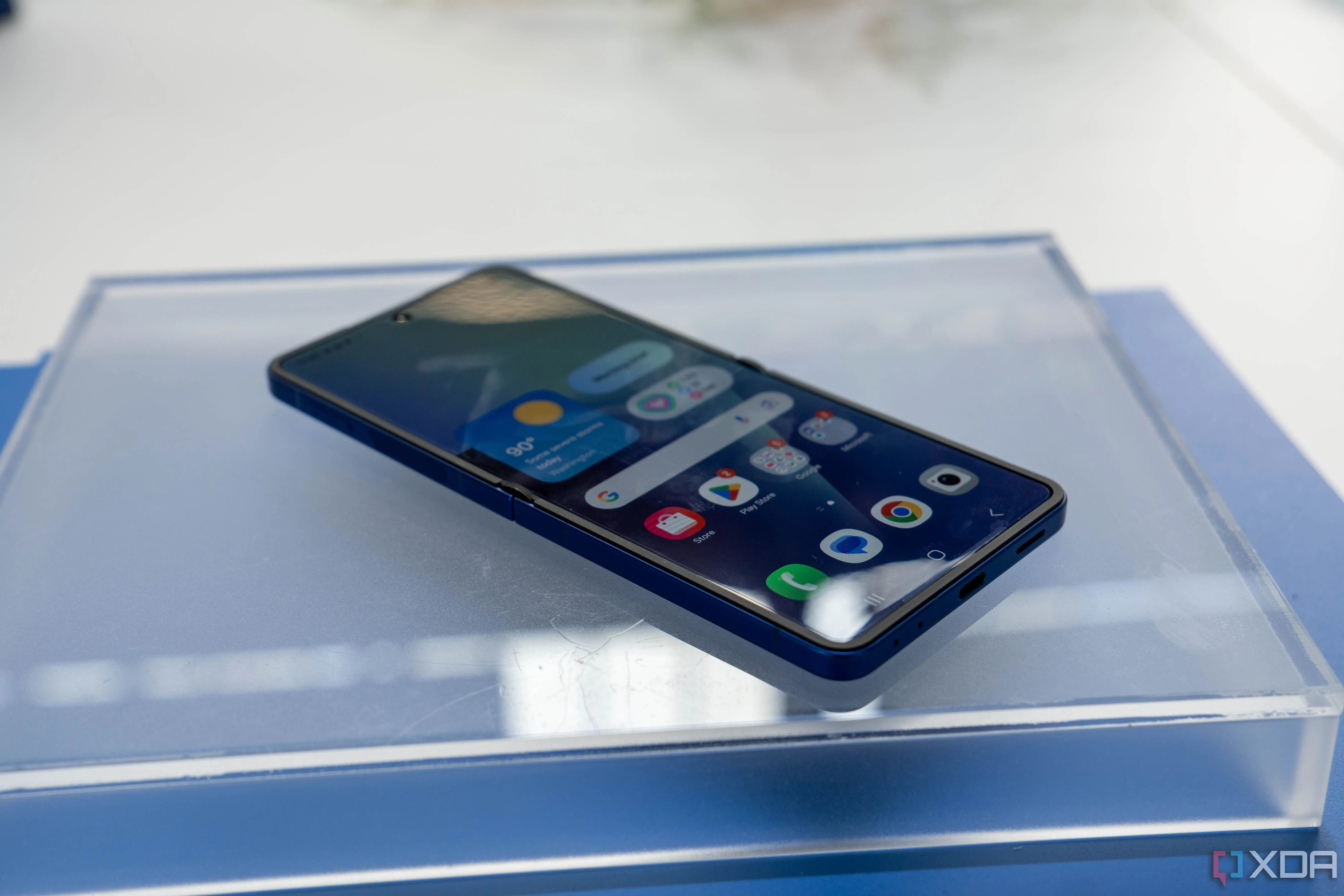 Điện thoại Samsung Galaxy Z Flip 7 đang mở và đặt nằm phẳng trên bàn
