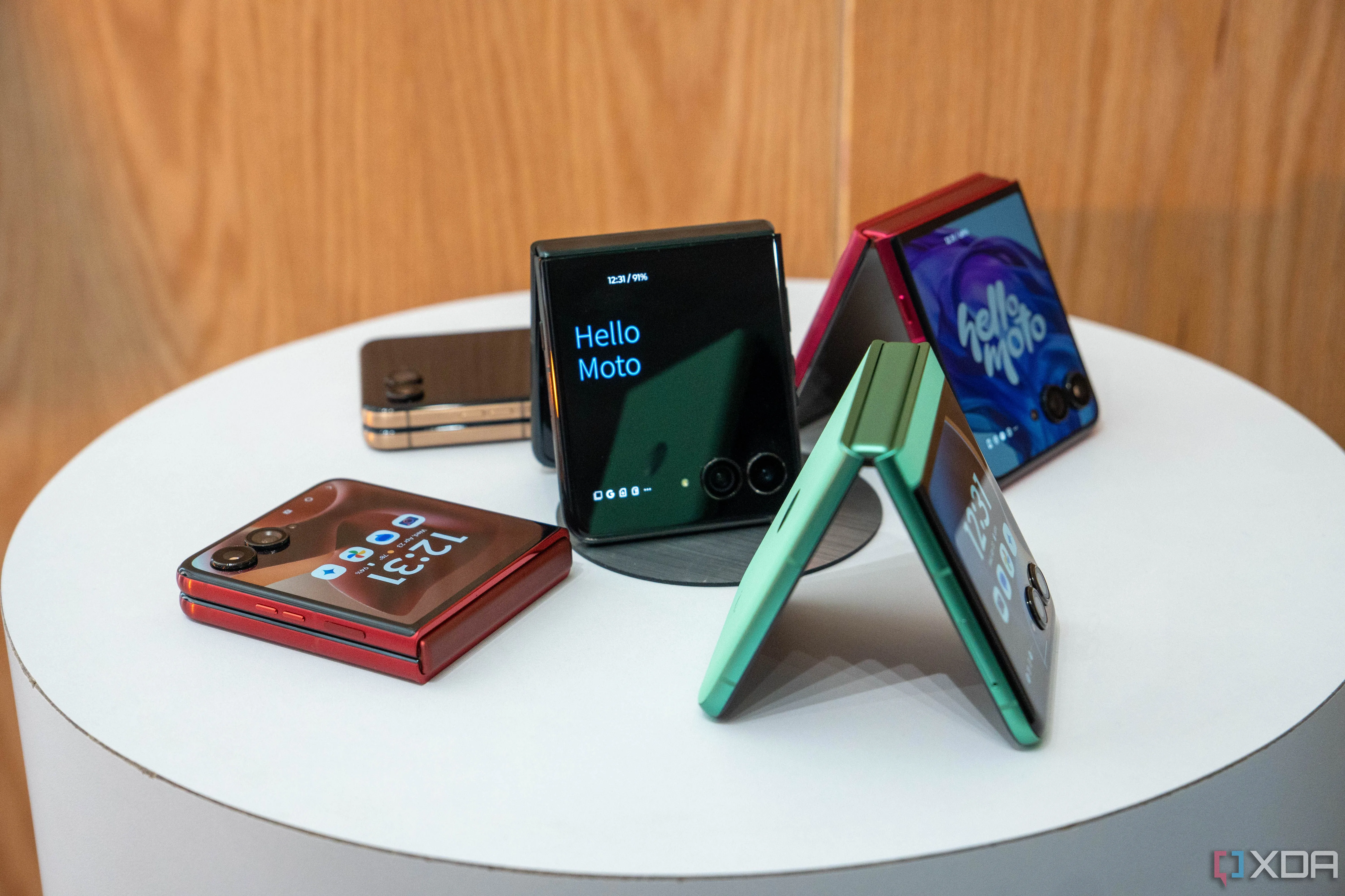 Dòng điện thoại Motorola Razr 2025 được trưng bày, cho thấy sự đa dạng trong thị trường điện thoại gập vỏ sò và khả năng cạnh tranh với Samsung Galaxy Z Flip 7.
