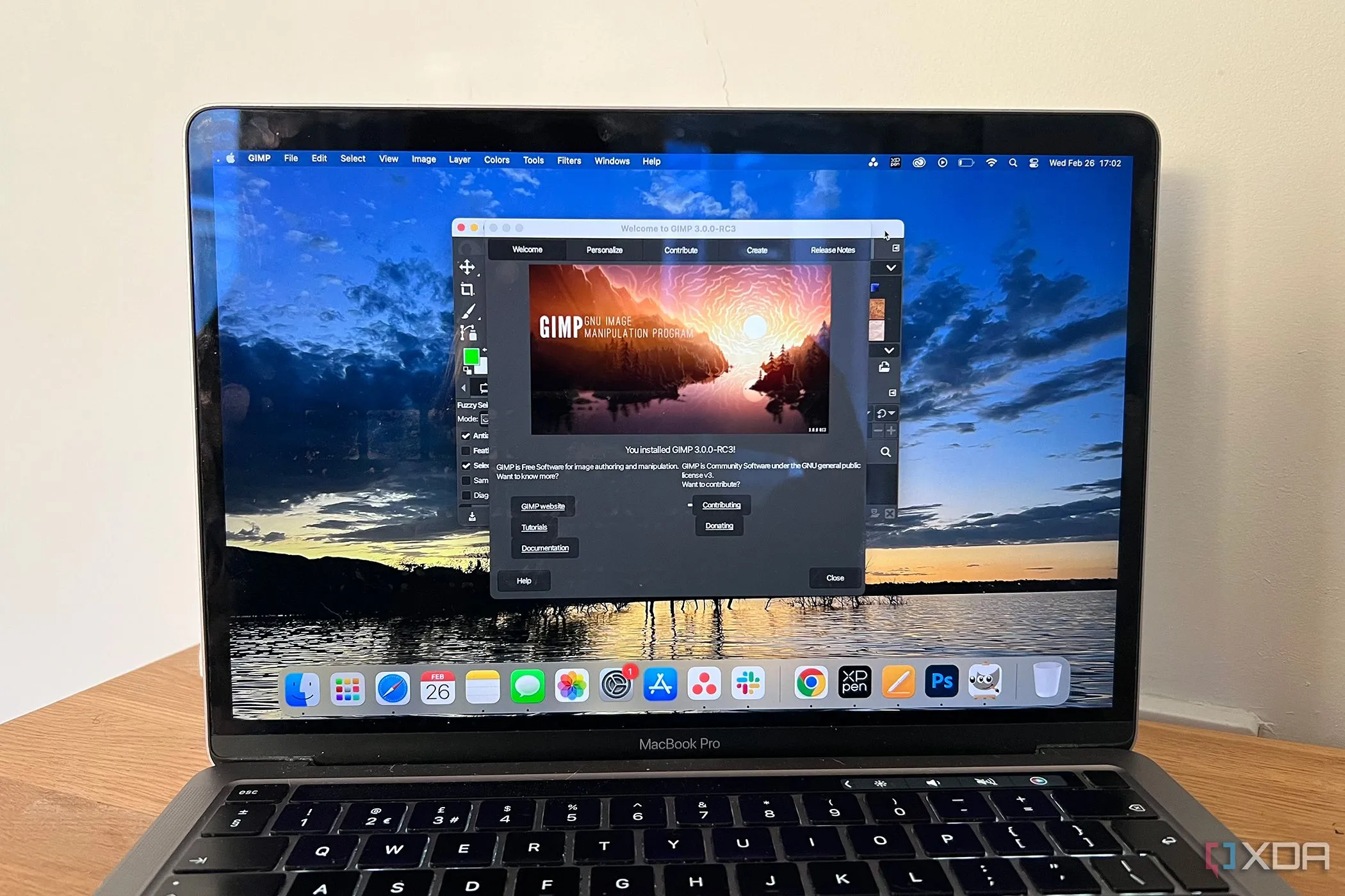 Giao diện đa cửa sổ của GIMP 3.0 đang chạy trên máy tính Macbook