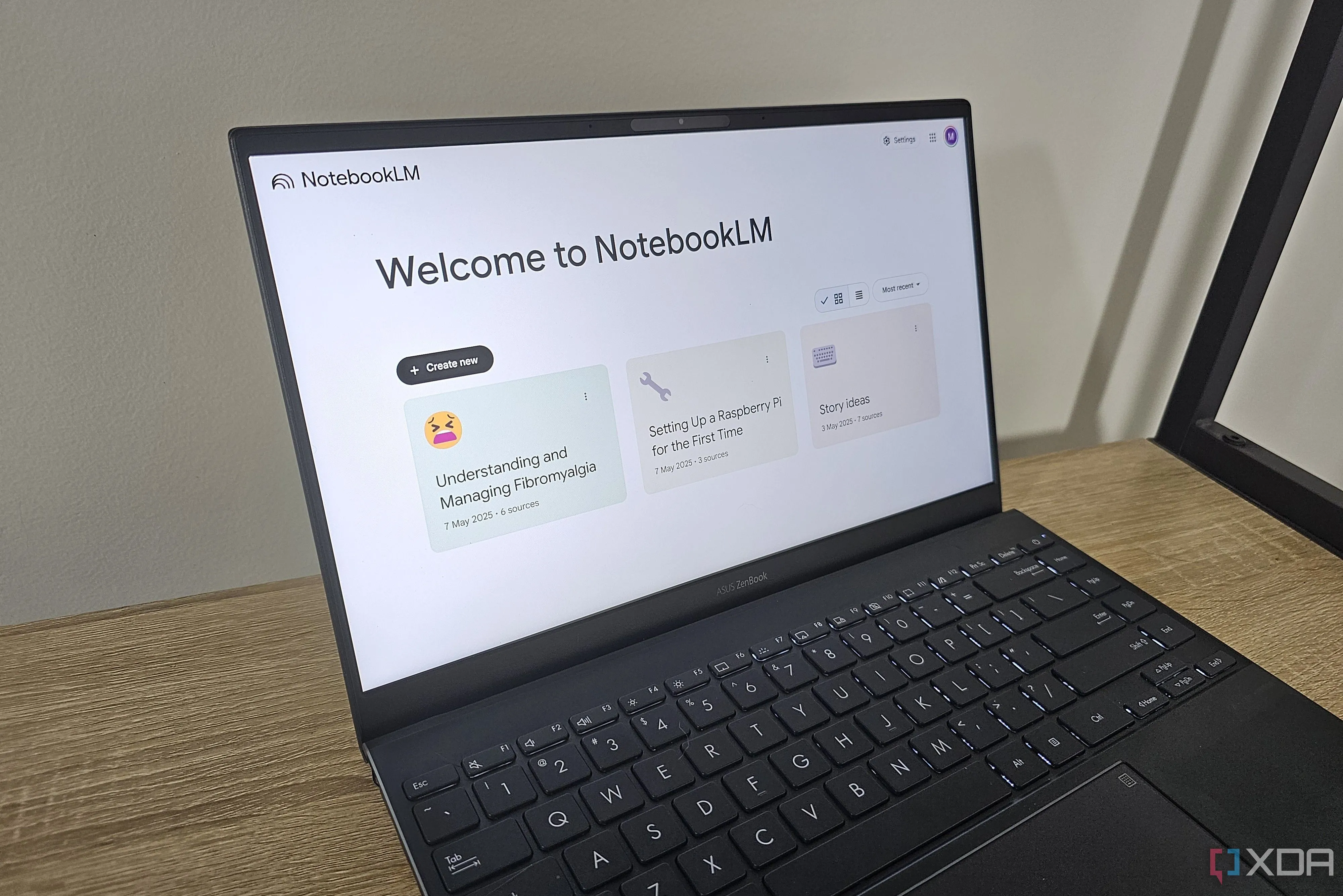 Giao diện Google NotebookLM hiển thị trên màn hình laptop, cho thấy khả năng tích hợp AI vào quy trình làm việc.
