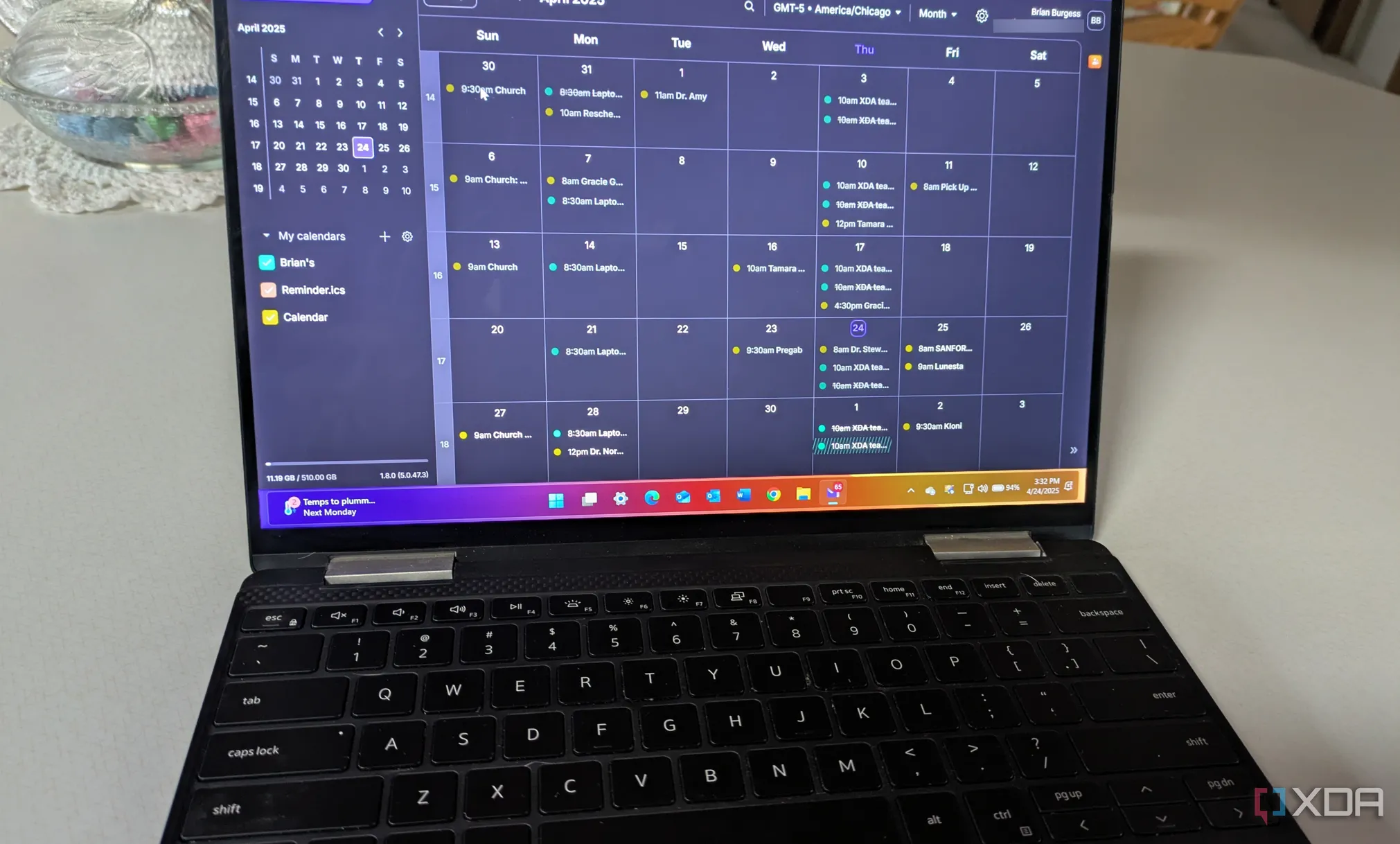 Giao diện Proton Calendar chạy trên laptop Windows 11, thể hiện sự đơn giản và hiệu quả như một lựa chọn thay thế Outlook