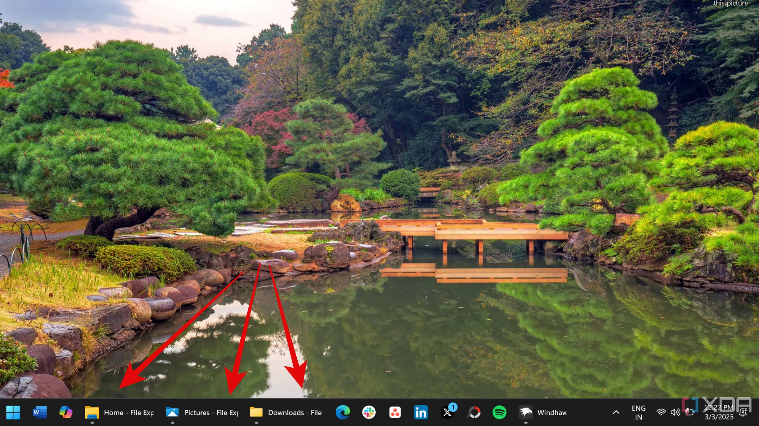 Giao diện thanh tác vụ Windows 11 với nhãn &quot;-File Explorer&quot; trên các thư mục đã mở