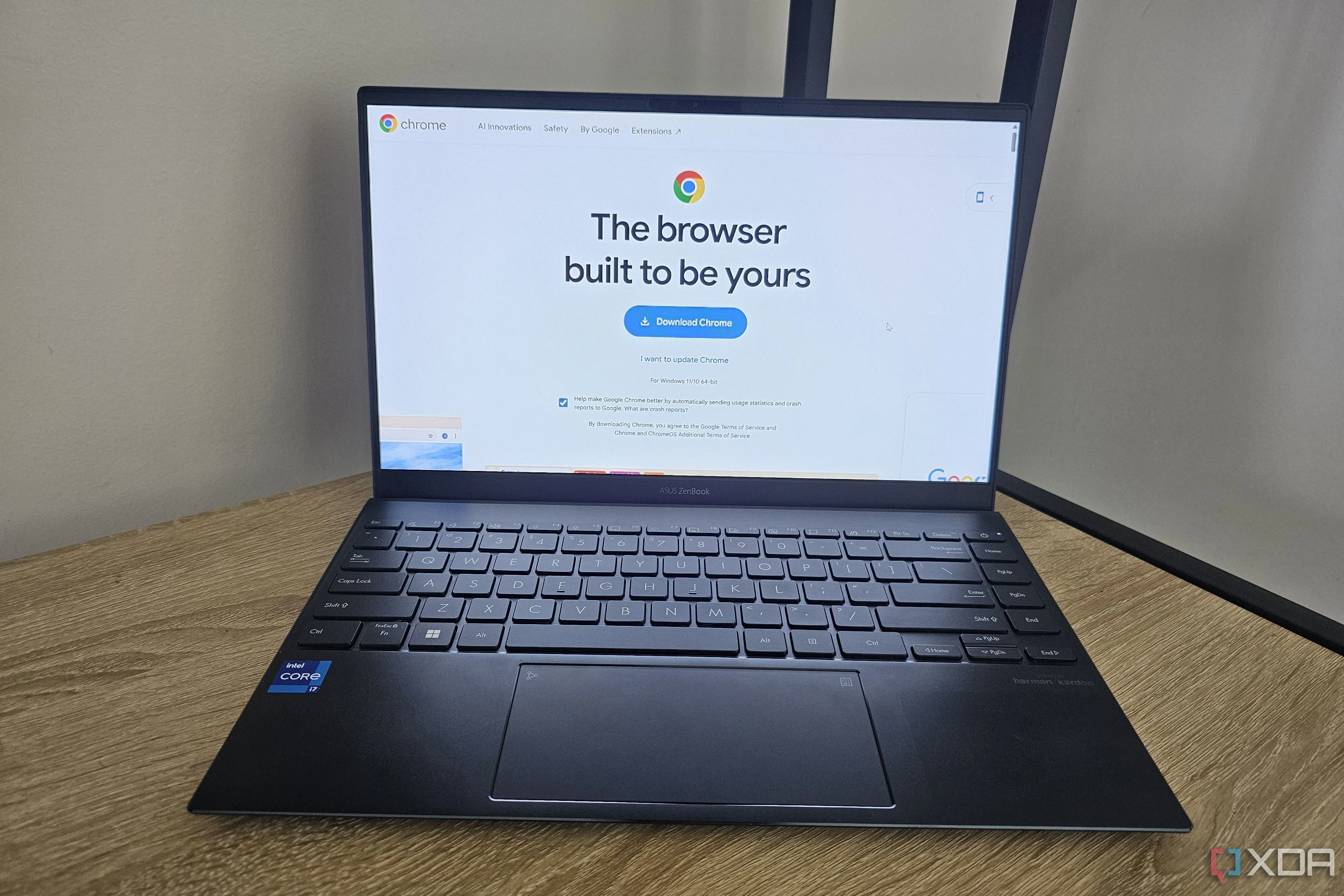 Giao diện trang web Google Chrome hiển thị trên màn hình máy tính xách tay