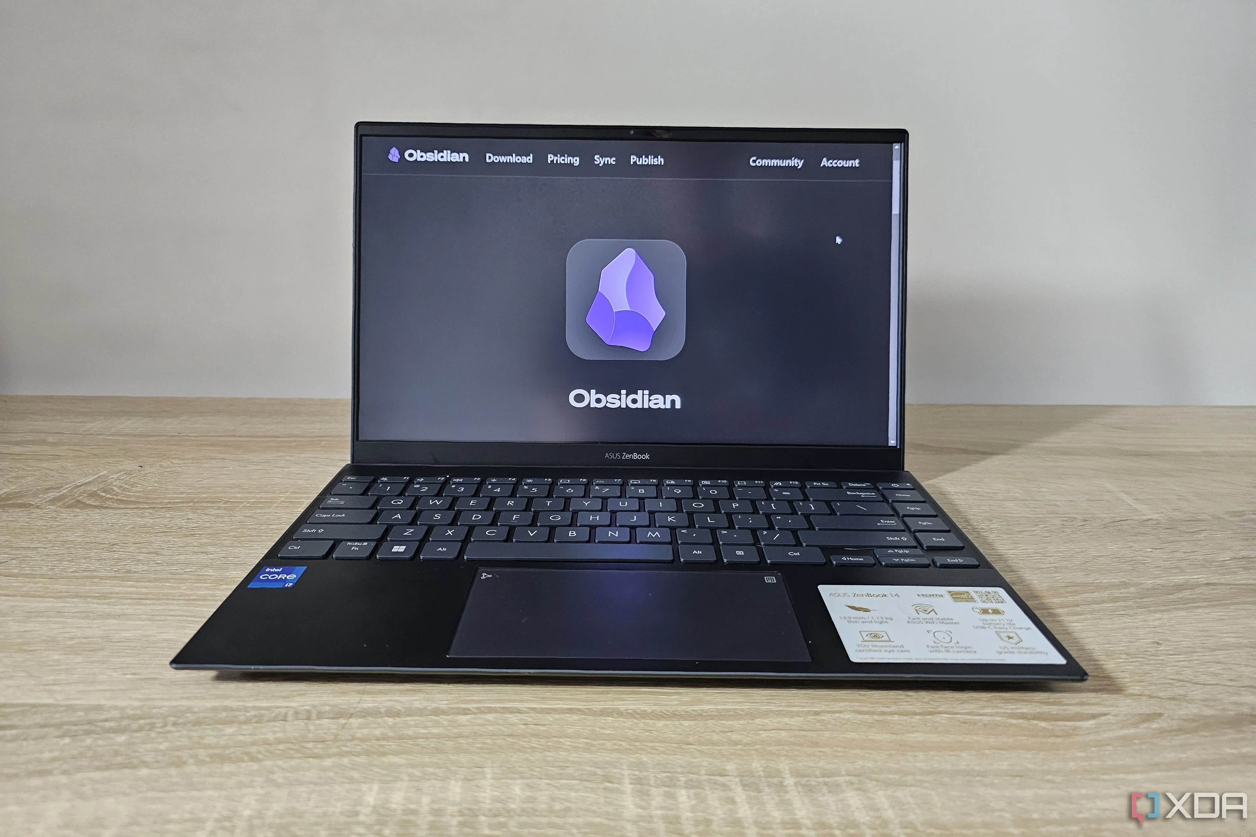 Giao diện website Obsidian hiển thị trên màn hình laptop, minh họa ứng dụng ghi chú đa năng