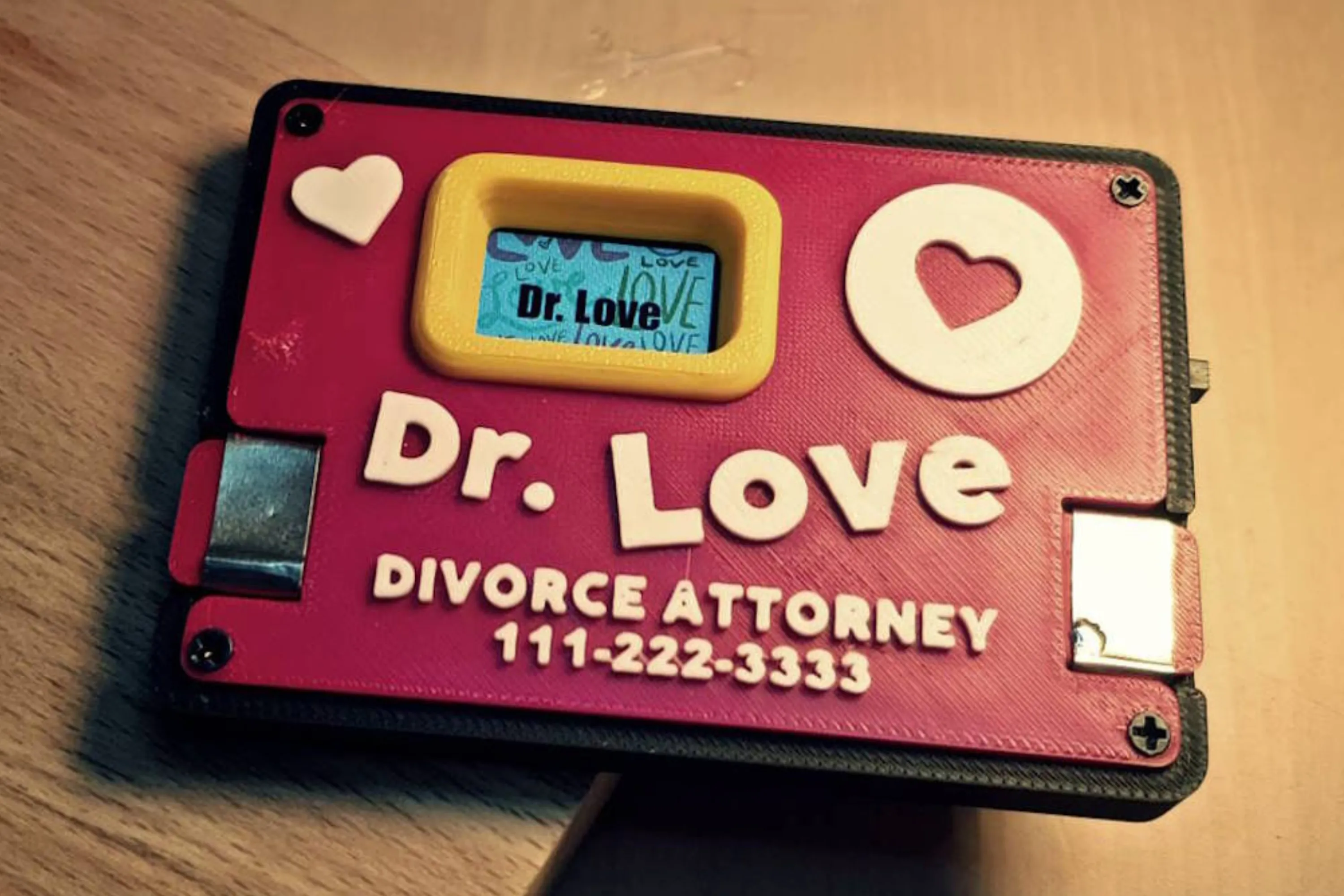 Hình ảnh &quot;Dr Love&quot; trên bàn, minh họa sự mỉa mai khi sử dụng mật khẩu kém an toàn