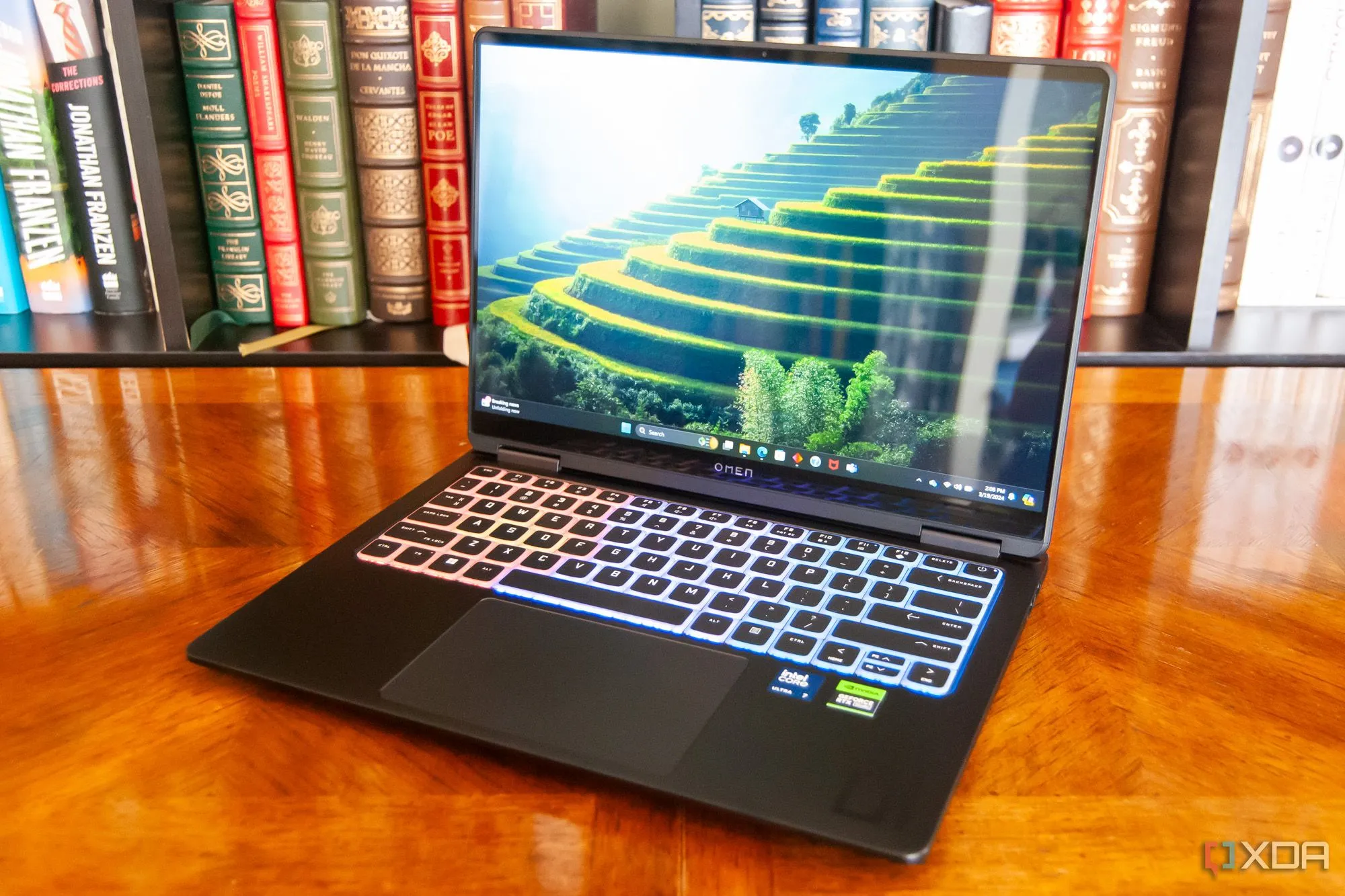 Laptop HP Omen Transcend 14 (2024) nhìn từ phía trước góc nghiêng