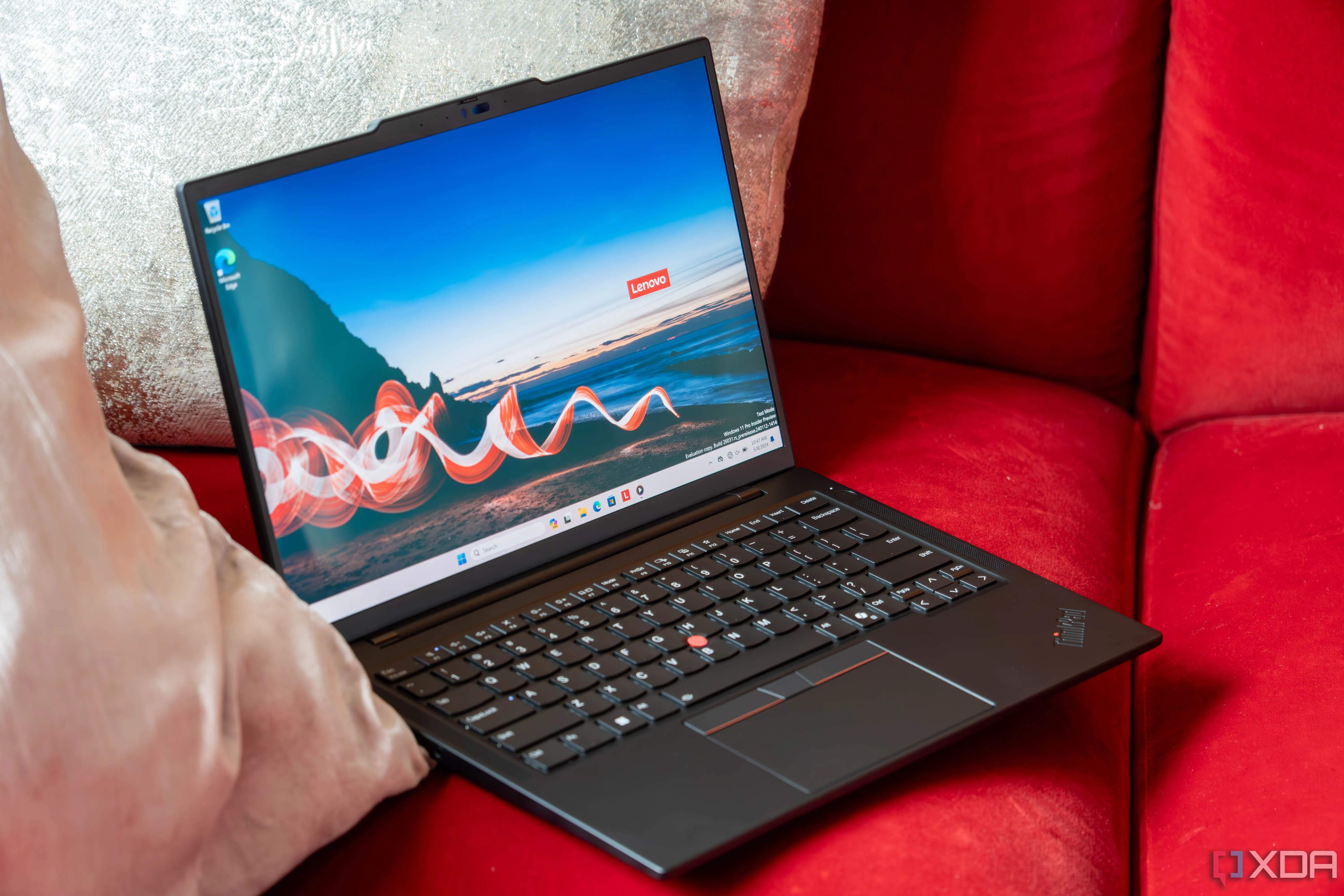 Laptop Lenovo ThinkPad chạy Windows 11 với Microsoft Defender tích hợp