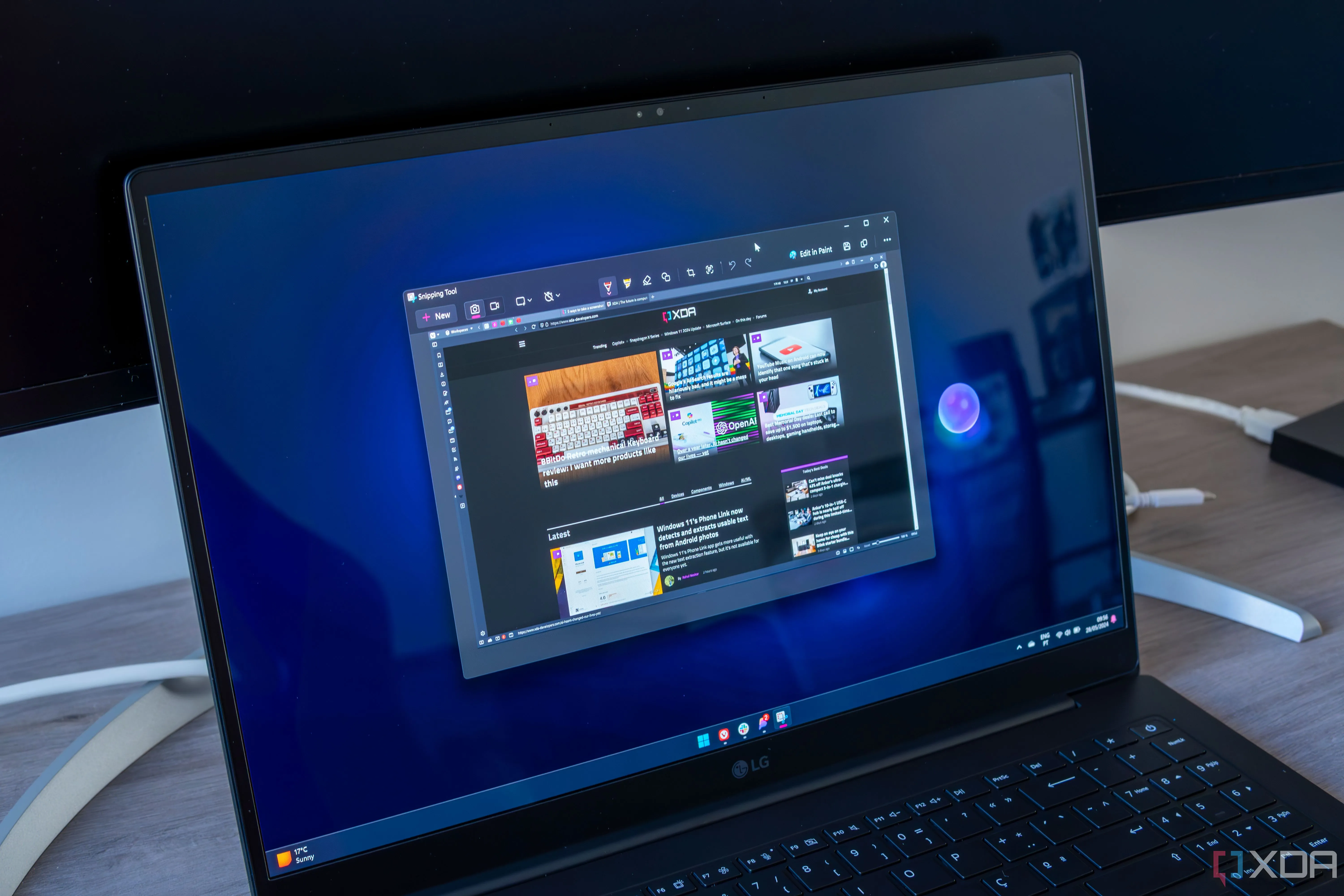 Laptop Windows 11 với công cụ Snipping Tool, minh họa việc tùy chỉnh hệ điều hành.