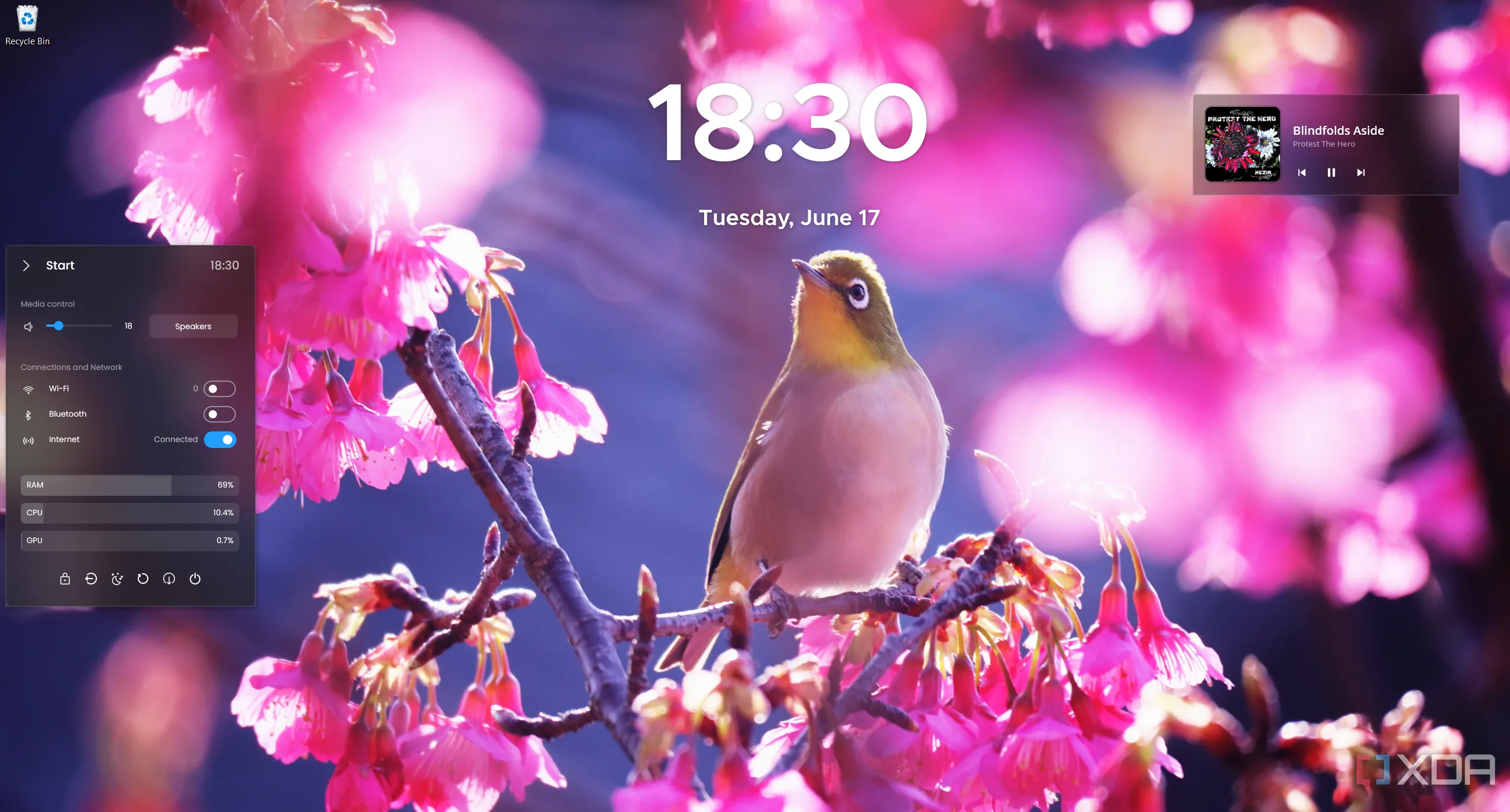 Màn hình desktop Windows 11 đã được cá nhân hóa hoàn chỉnh với các widget của JaxCore, bao gồm đồng hồ, trình phát nhạc và menu Start tùy chỉnh