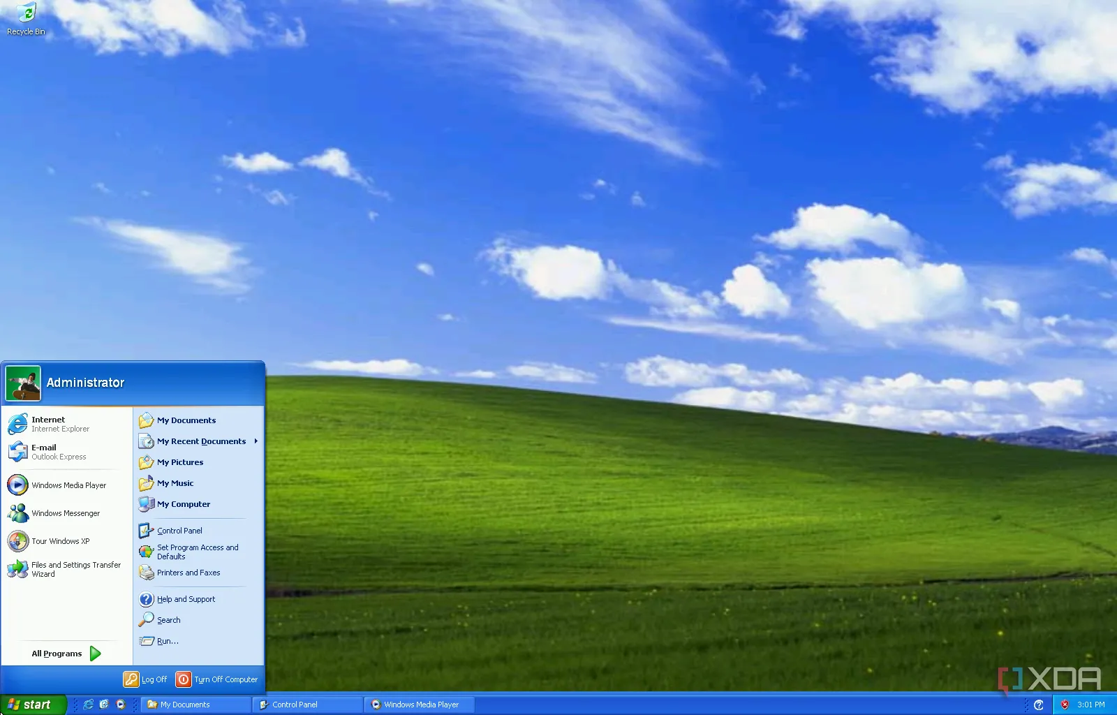 Màn hình desktop Windows XP với hình nền Bliss mang tính biểu tượng, nhắc nhở về sự khác biệt giao diện so với Windows 11 hiện đại