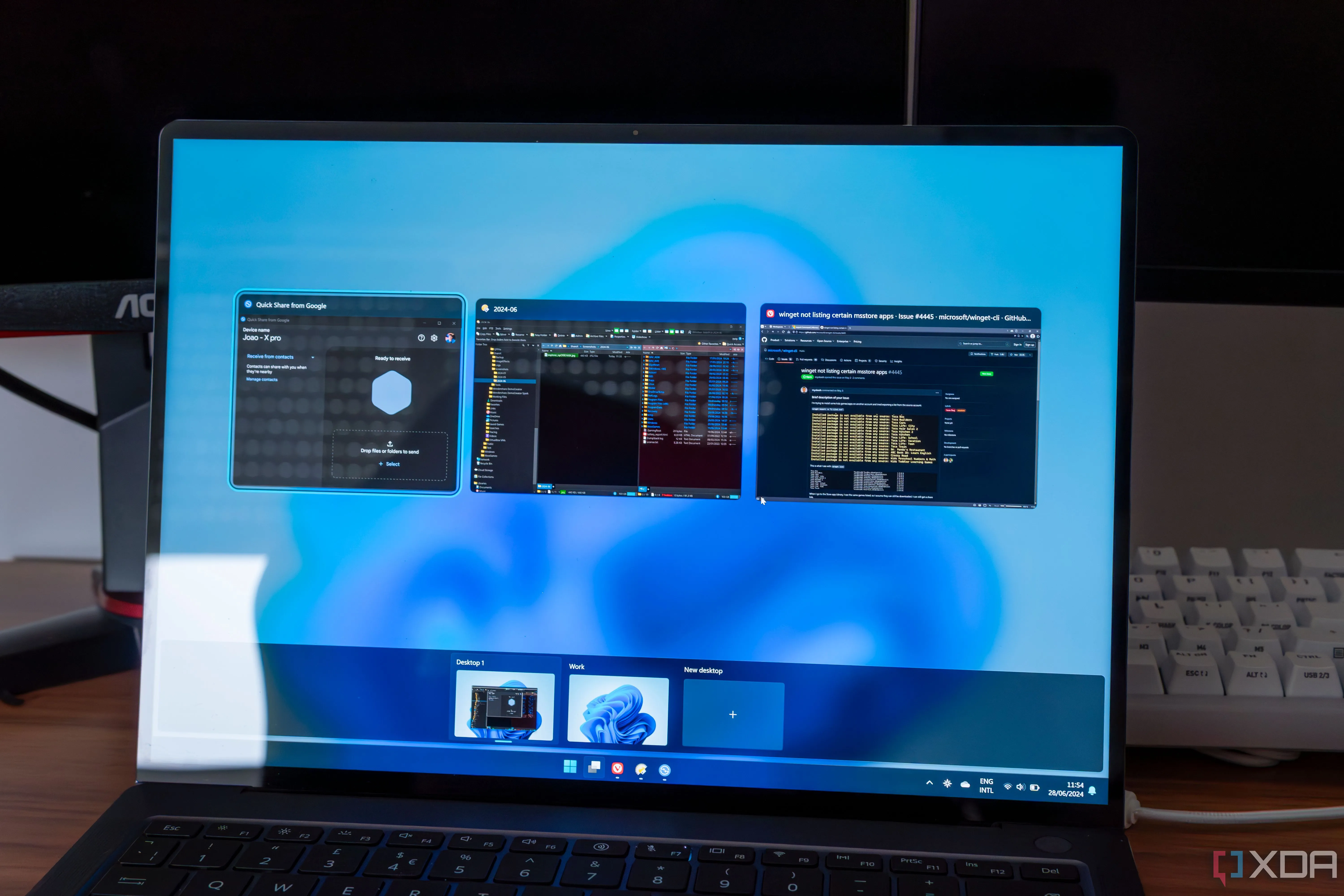 Màn hình laptop Windows 11 hiển thị chế độ Task View với hai màn hình ảo ở dưới