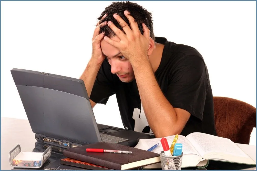 Màn hình máy tính hiển thị lỗi hệ thống, minh họa các sự cố và treo máy khi sử dụng Windows Insider