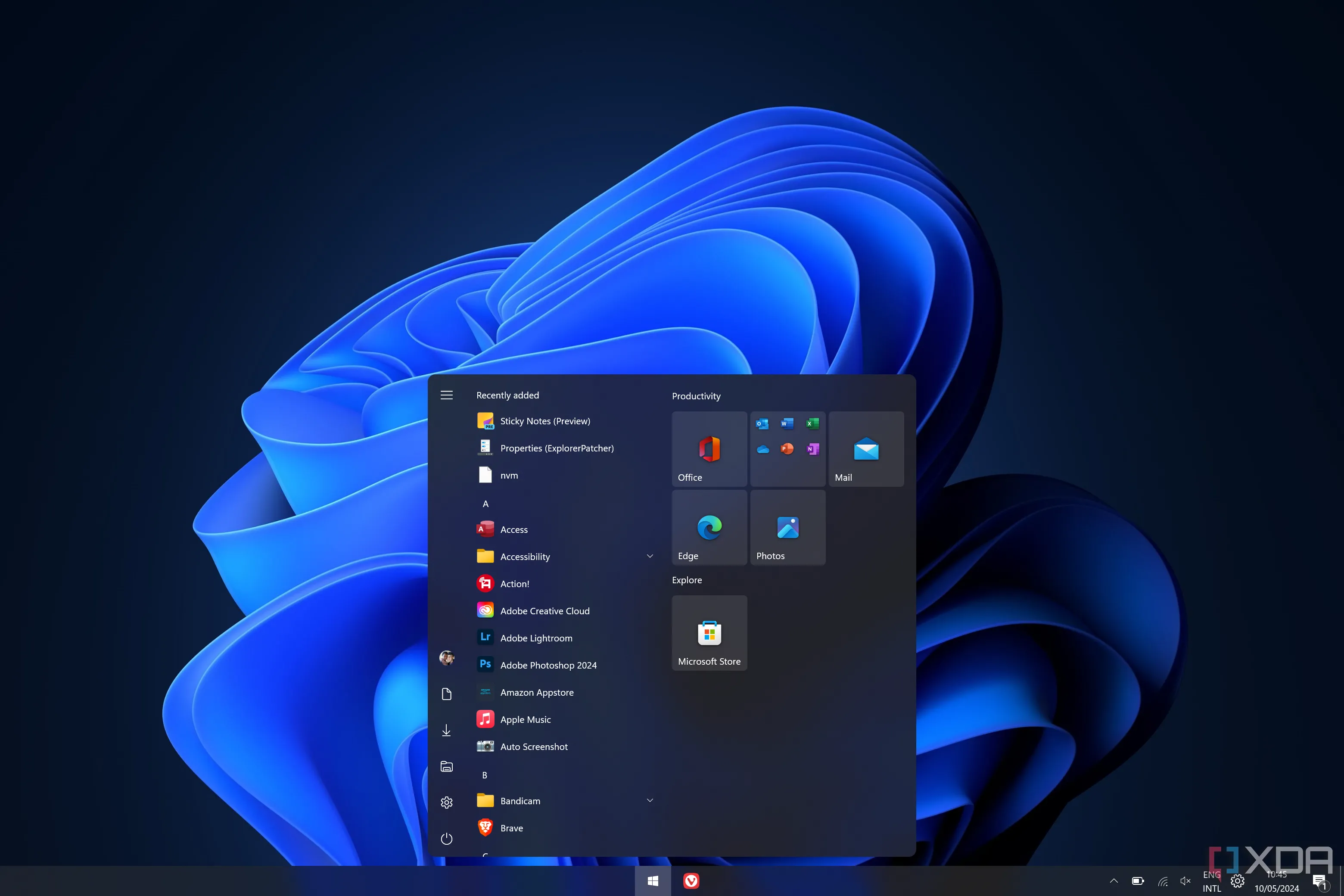 Màn hình Windows 11 với Taskbar và Menu Start theo phong cách Windows 10, được khôi phục thông qua ExplorerPatcher