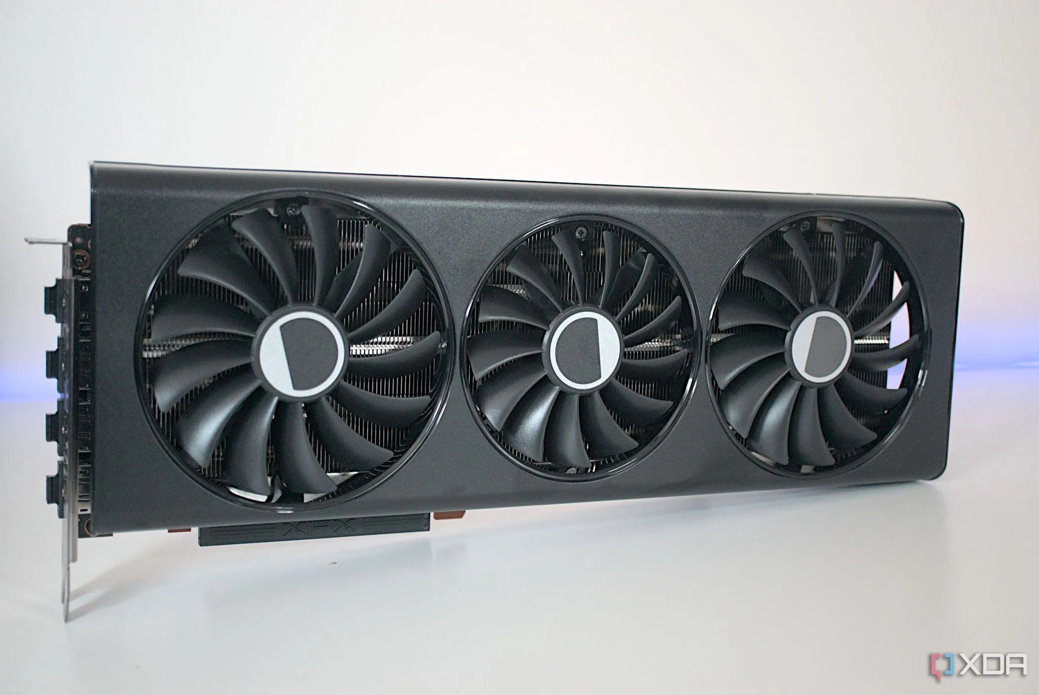 Mặt trước của card đồ họa XFX Radeon RX 7700 XT Speedster 319