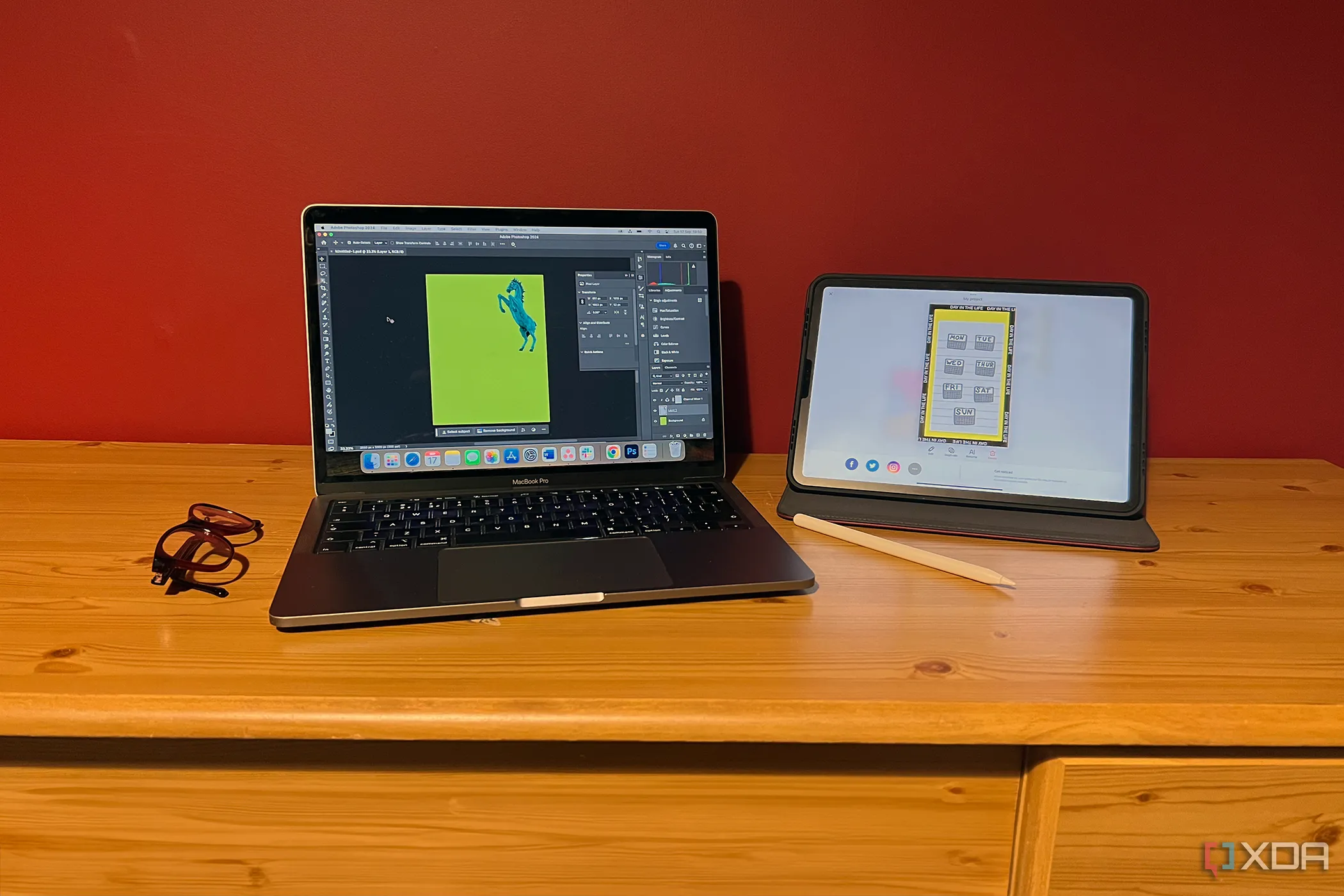 Máy tính MacBook Pro hiển thị Adobe Photoshop và iPad hiển thị Adobe Express, thể hiện sự đa dạng công cụ chỉnh sửa của Adobe