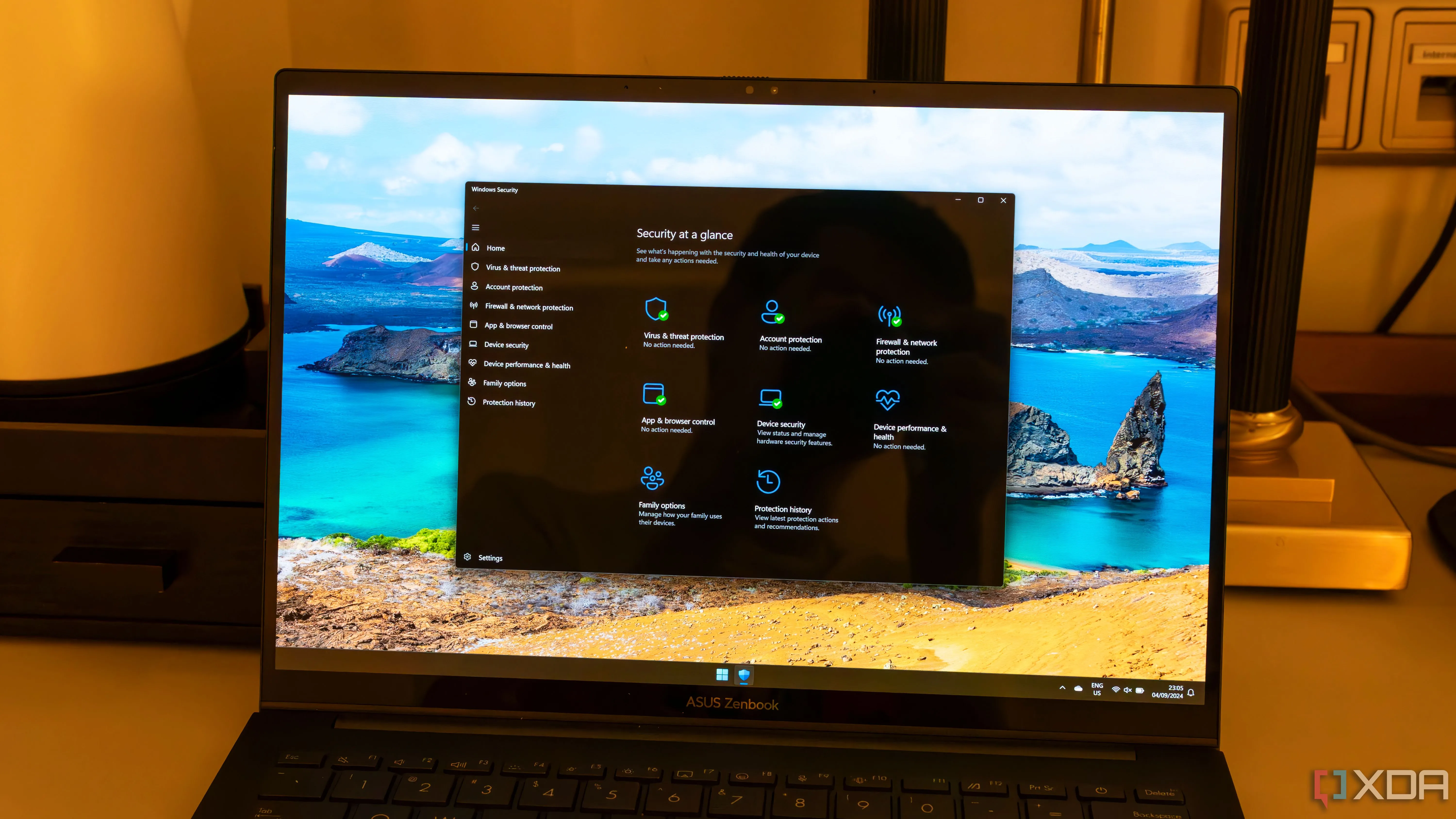Máy tính xách tay chạy Windows 11 với giao diện Windows Security, nhấn mạnh khả năng bảo vệ liên tục khỏi các mối đe dọa.
