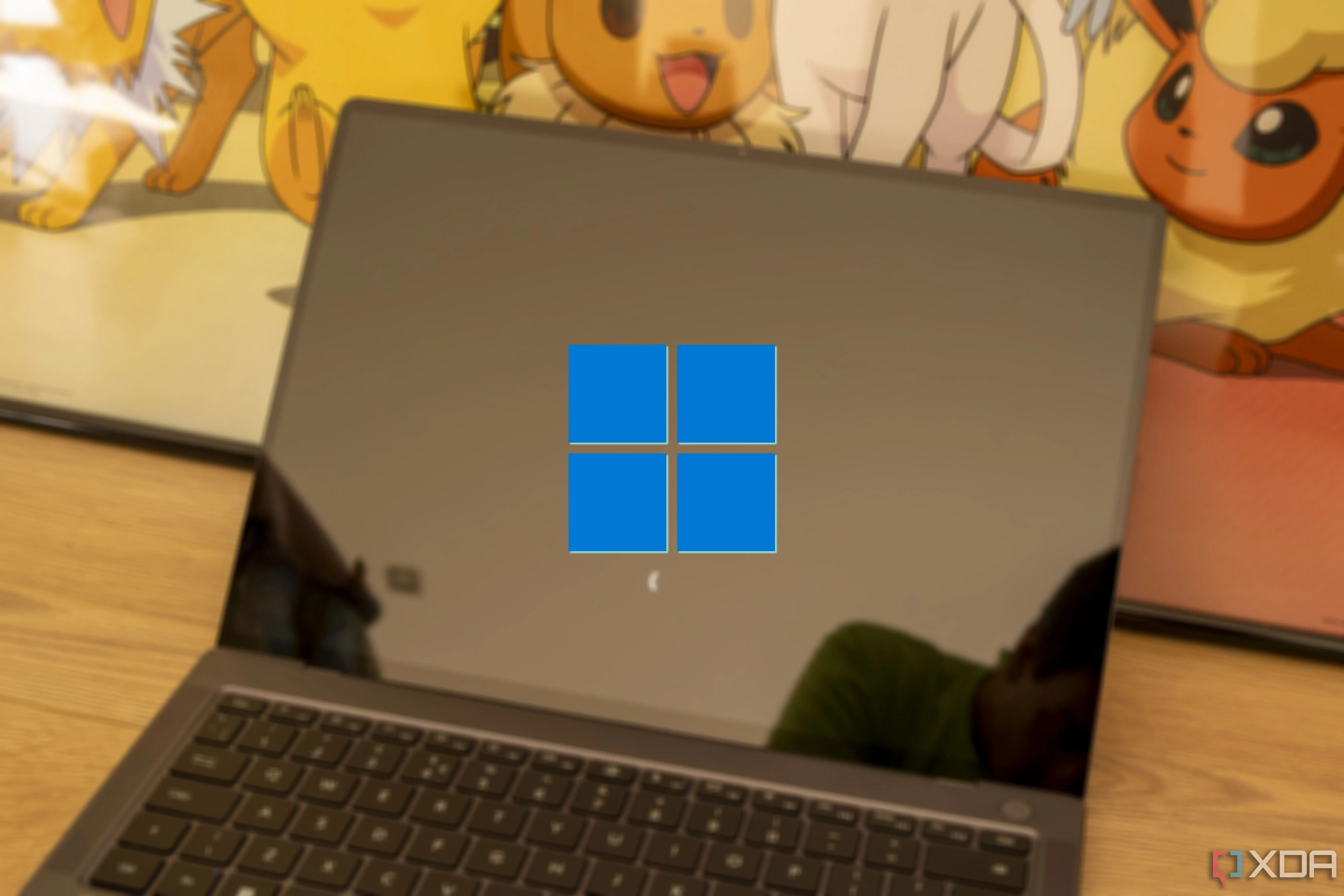 Máy tính xách tay đang khởi động với logo Windows, liên quan đến việc khôi phục hệ thống khi gặp sự cố không thể boot