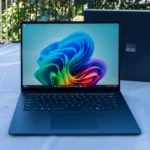 Máy tính xách tay Microsoft Surface trên bàn, minh họa hiệu suất tìm kiếm Windows và Everything