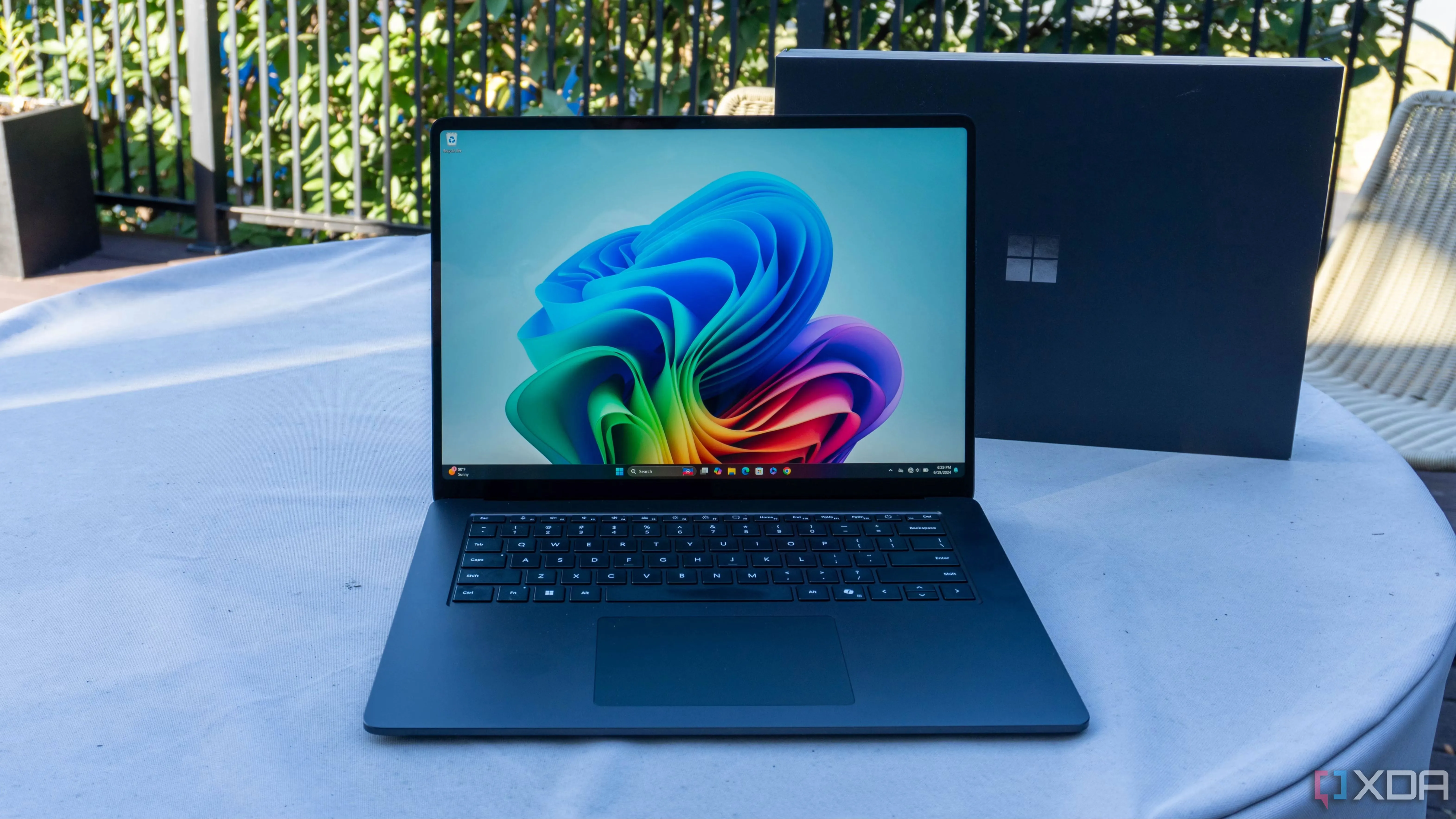 Máy tính xách tay Microsoft Surface trên bàn, minh họa hiệu suất tìm kiếm Windows và Everything