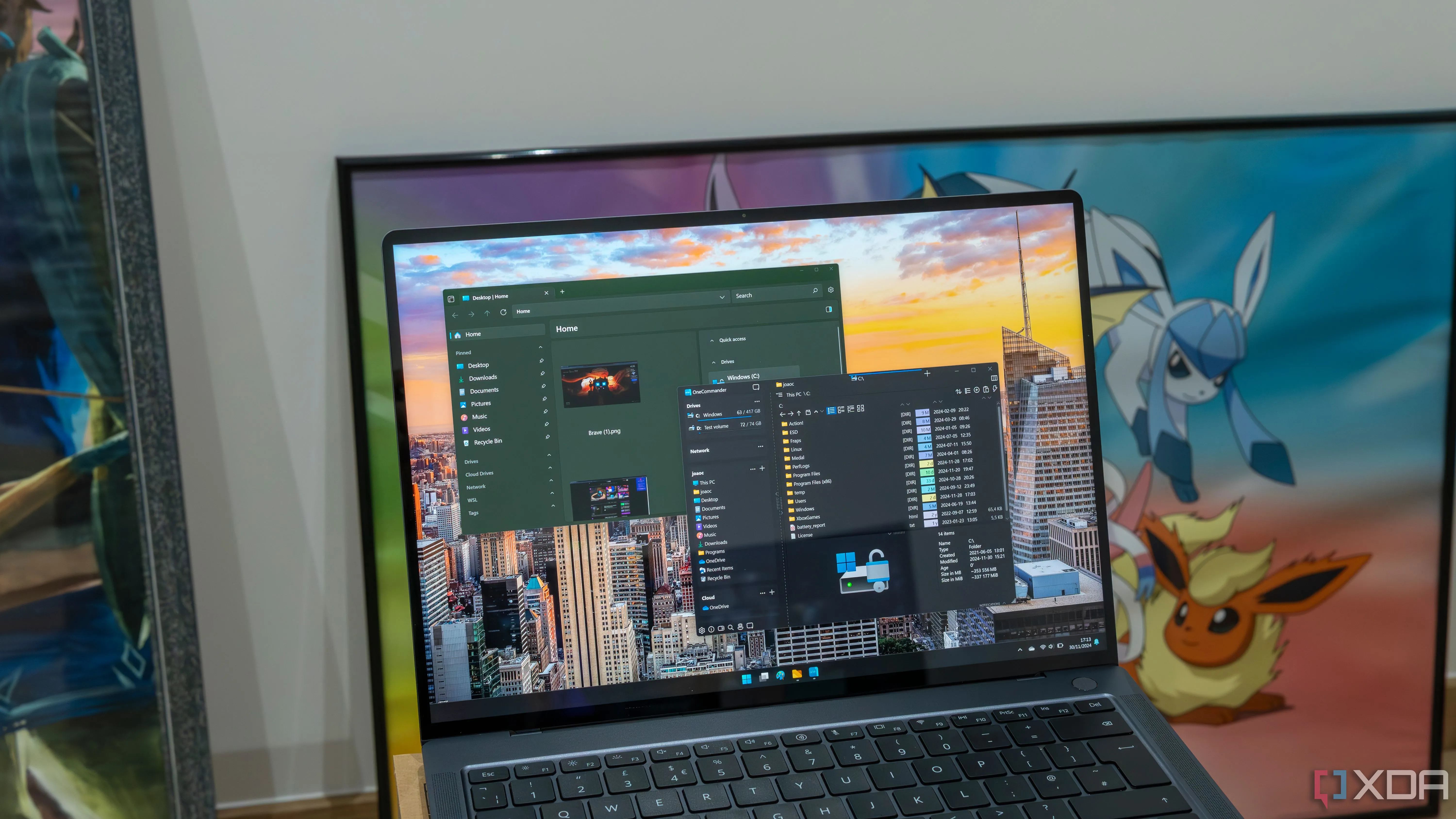 Máy tính xách tay Windows 11 hiển thị các ứng dụng quản lý tệp, minh họa môi trường làm việc của người dùng sau cập nhật hệ điều hành