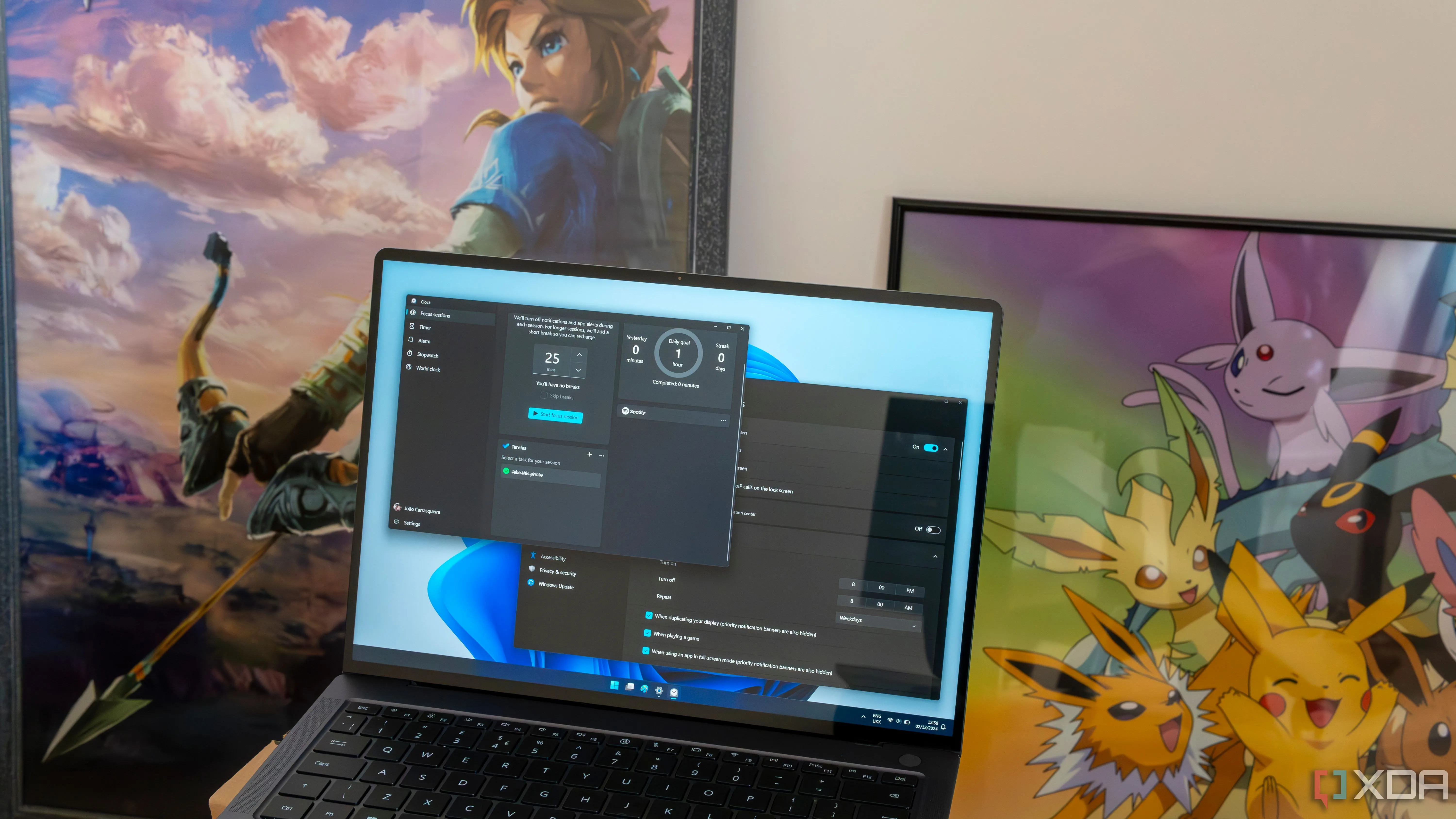 Máy tính xách tay Windows 11 hiển thị cài đặt thông báo và ứng dụng Đồng hồ với tab Phiên tập trung