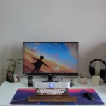 Một bộ máy tính hoàn chỉnh với màn hình, PC, phụ kiện và bàn phím cơ, minh họa nâng cấp PC giá rẻ.