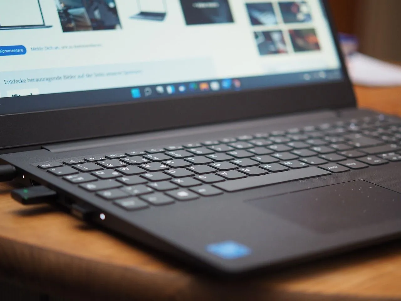 Một chiếc máy tính xách tay đang chạy hệ điều hành Windows 11, minh họa sự quen thuộc và dễ dàng sử dụng của nền tảng này.