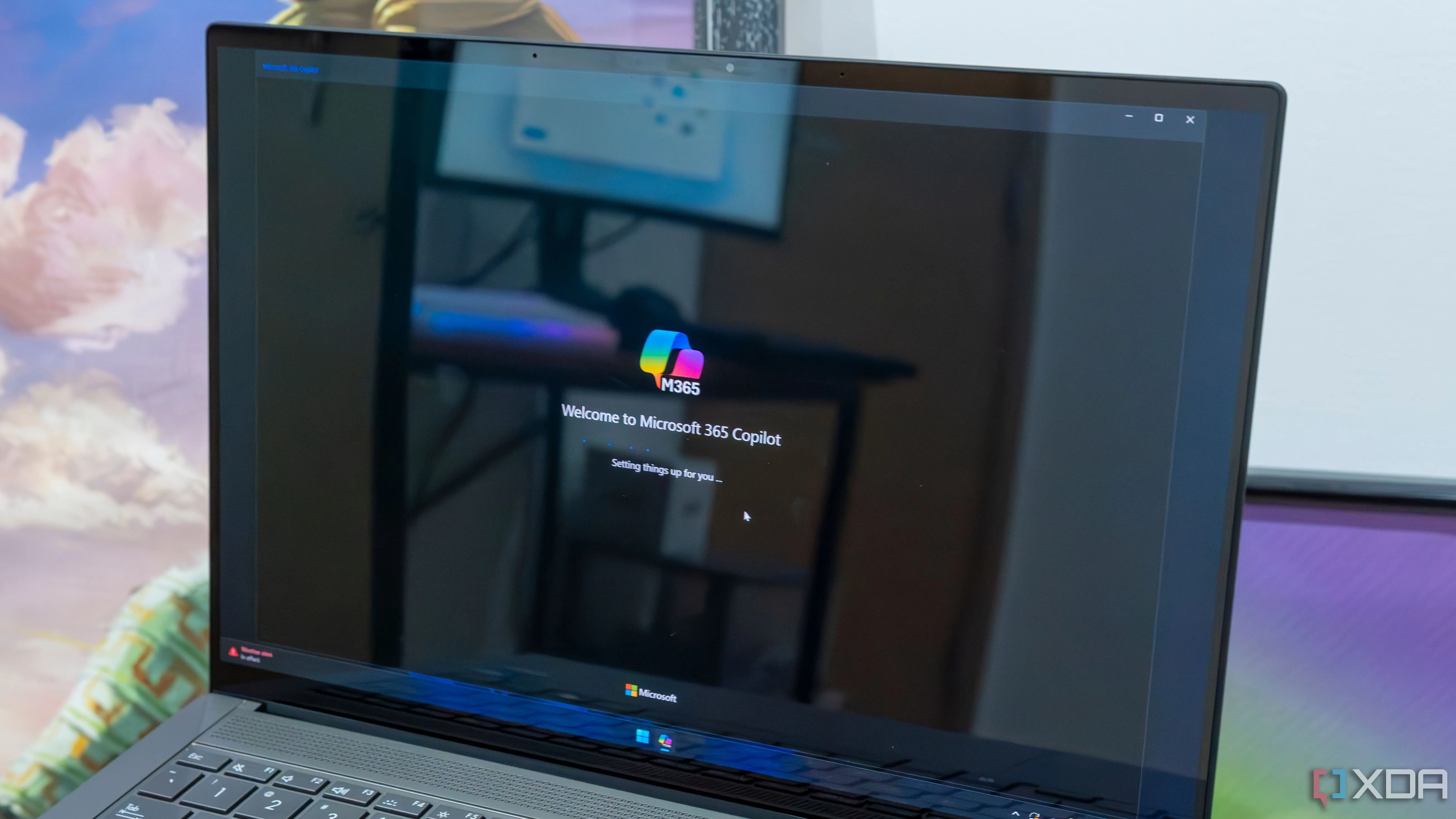 Một laptop Windows 11 đang chạy ứng dụng Microsoft 365 Copilot, thể hiện sự tích hợp AI.
