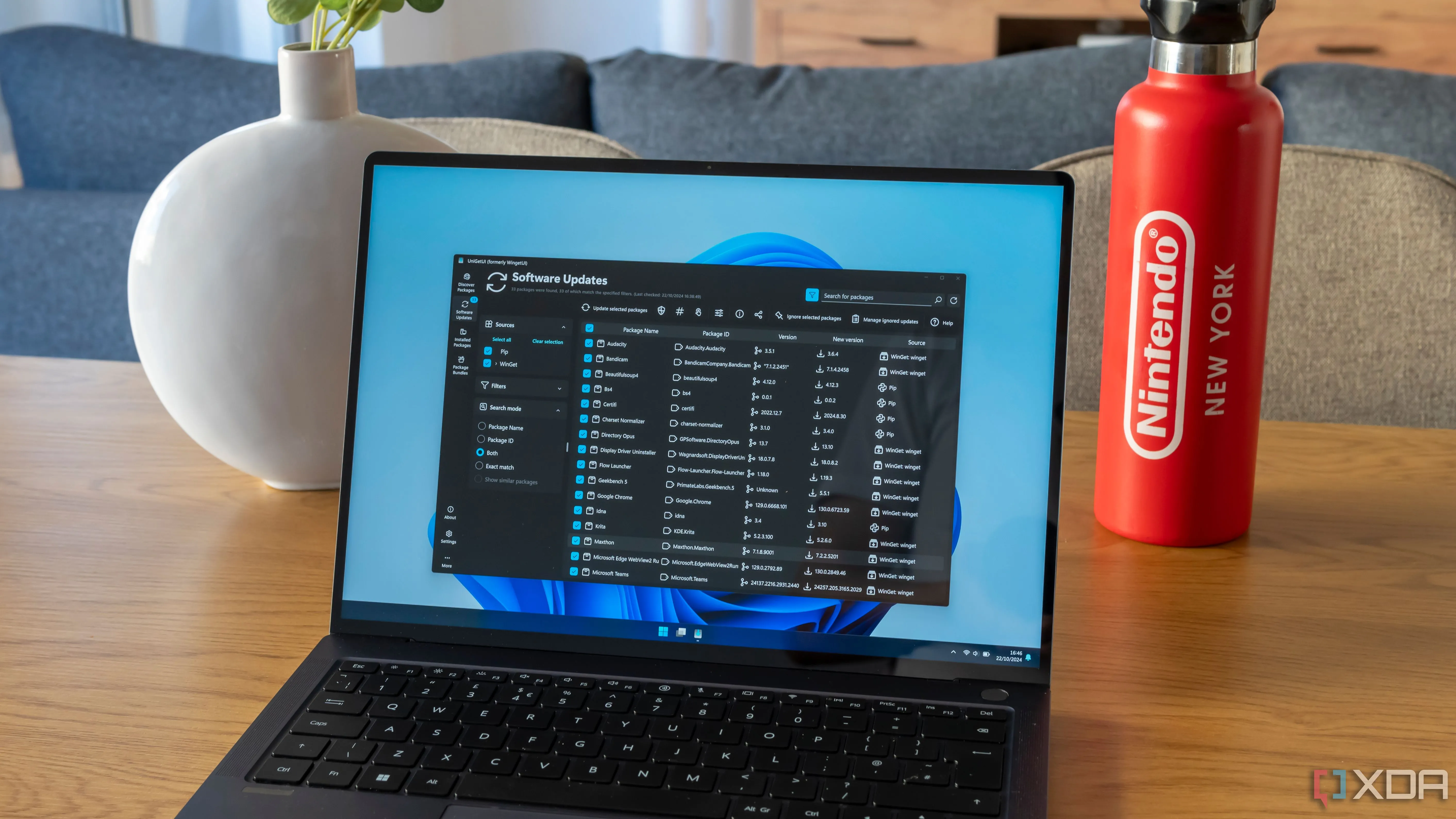 Một laptop Windows 11 đang chạy UniGetUI, hiển thị giao diện quản lý gói.