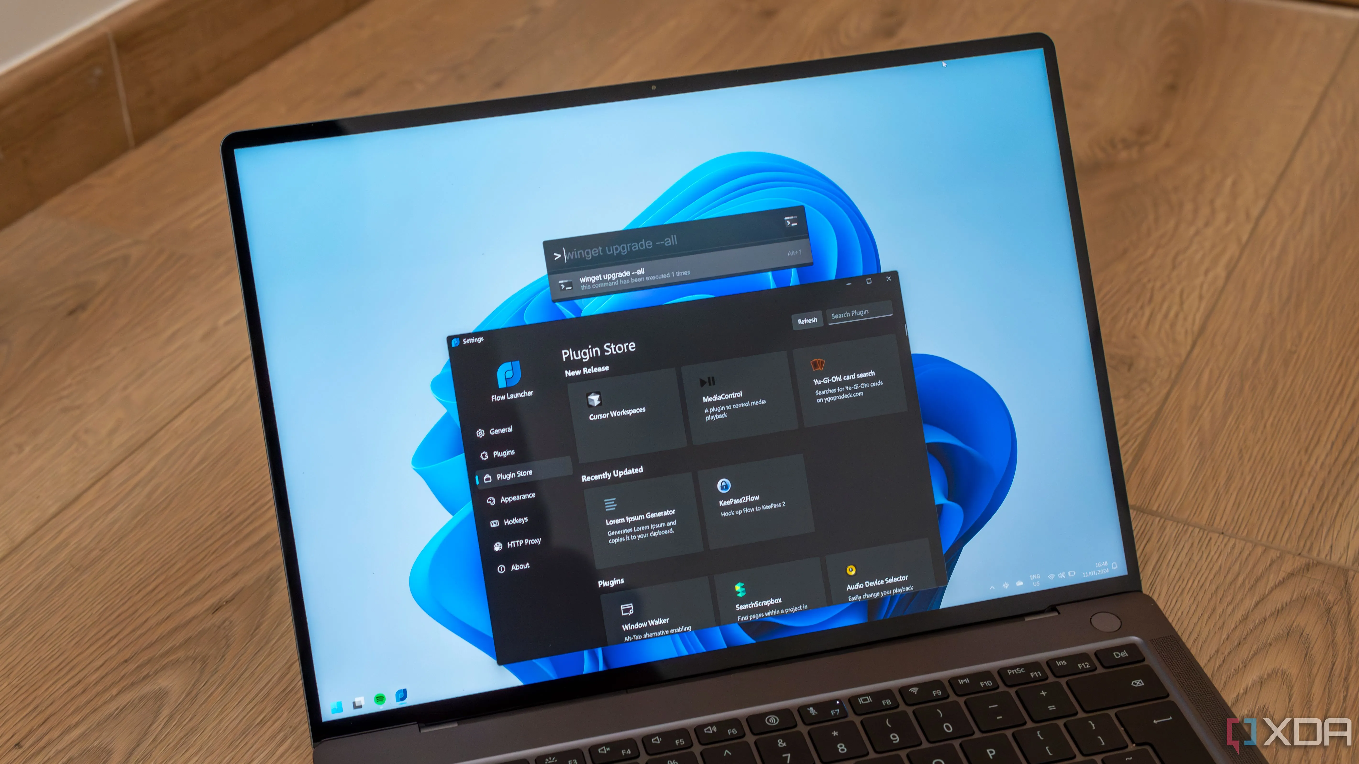 Một laptop Windows 11 hiển thị cài đặt Flow Launcher và thanh tìm kiếm, cho thấy khả năng tùy chỉnh.