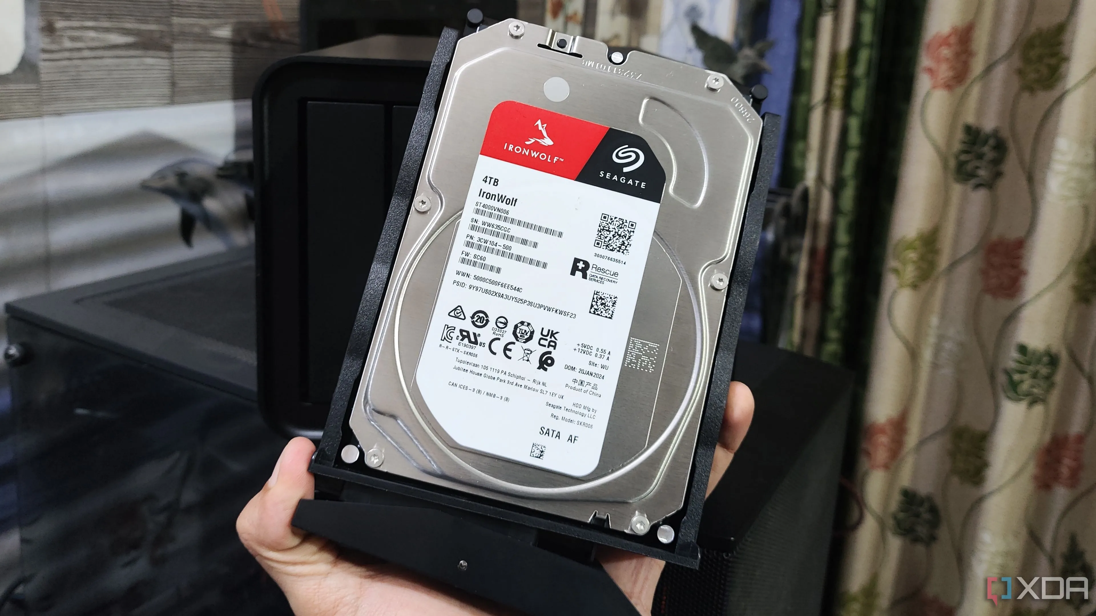 Một người đang cầm ổ cứng HDD Seagate