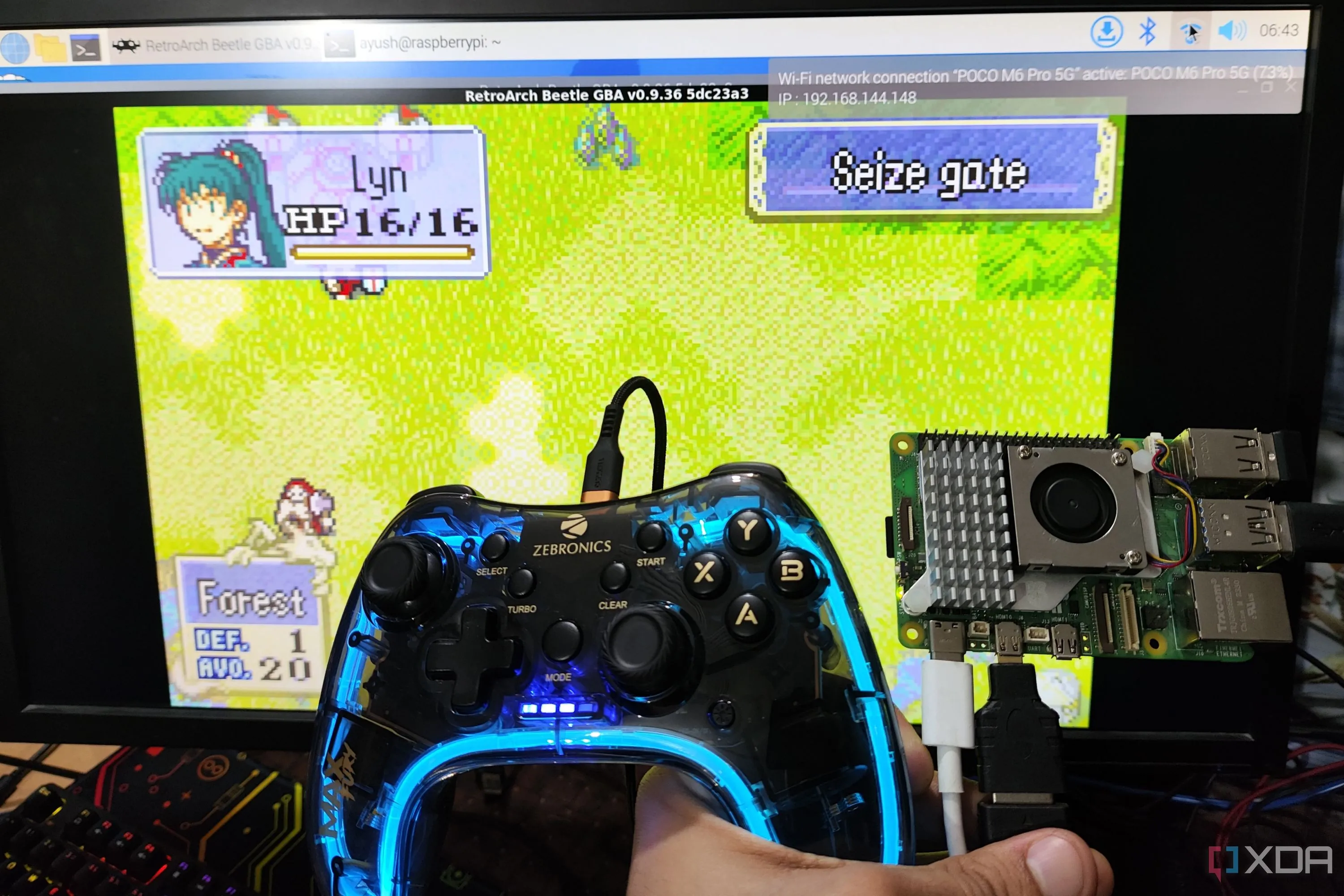 Người dùng đang cầm Raspberry Pi 5 và tay cầm chơi game, minh họa việc biến Pi thành máy giả lập mạnh mẽ
