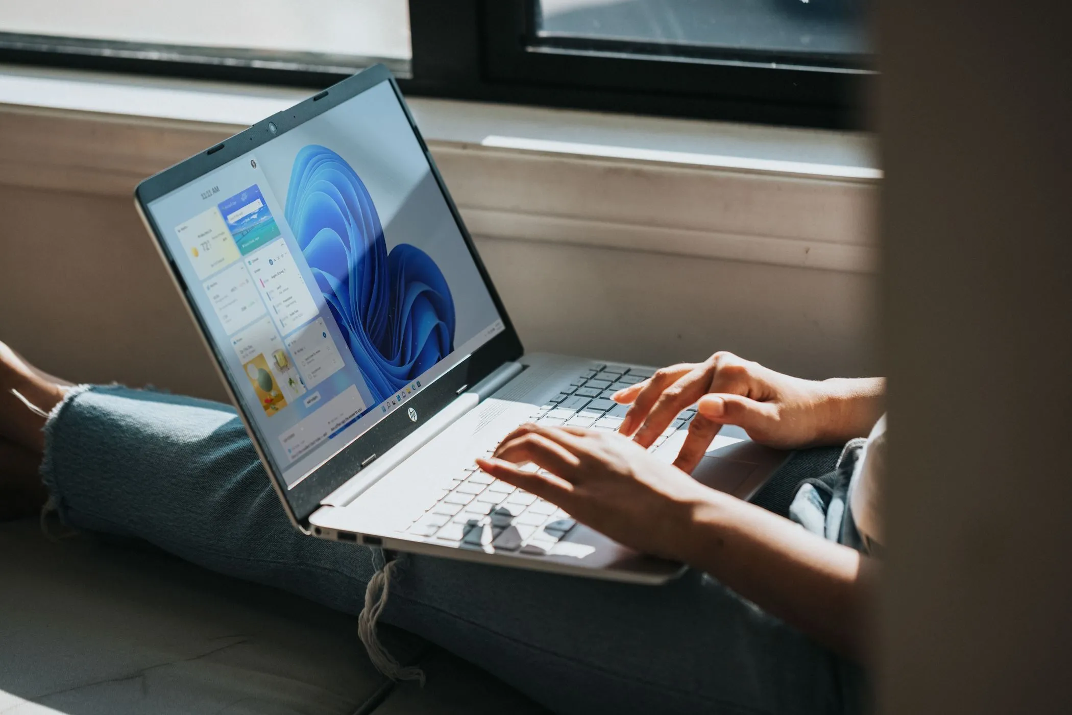 Người dùng đang sử dụng laptop chạy Windows, biểu trưng cho những vấn đề và giải pháp mạng trên hệ điều hành này