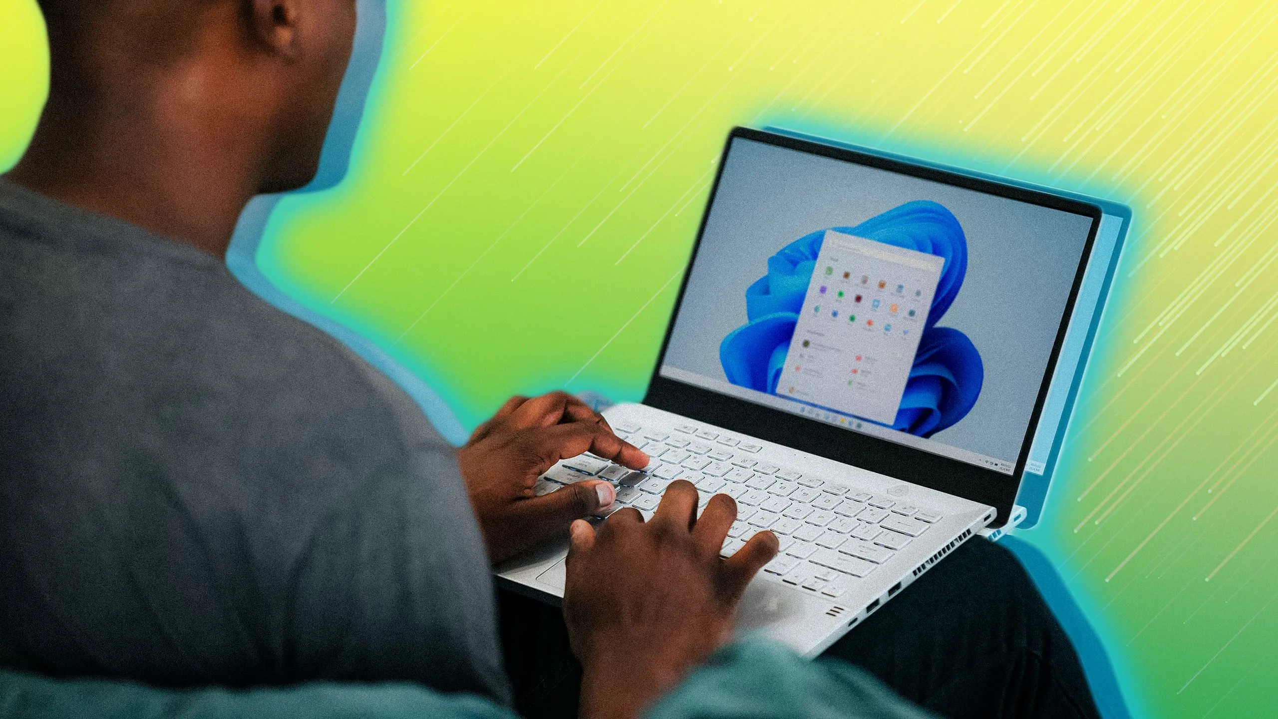 Người dùng đang thao tác trên laptop Windows 11, minh họa việc sử dụng các công cụ tích hợp