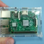 Raspberry Pi B+ trong vỏ trong suốt, biểu tượng của sự linh hoạt DIY