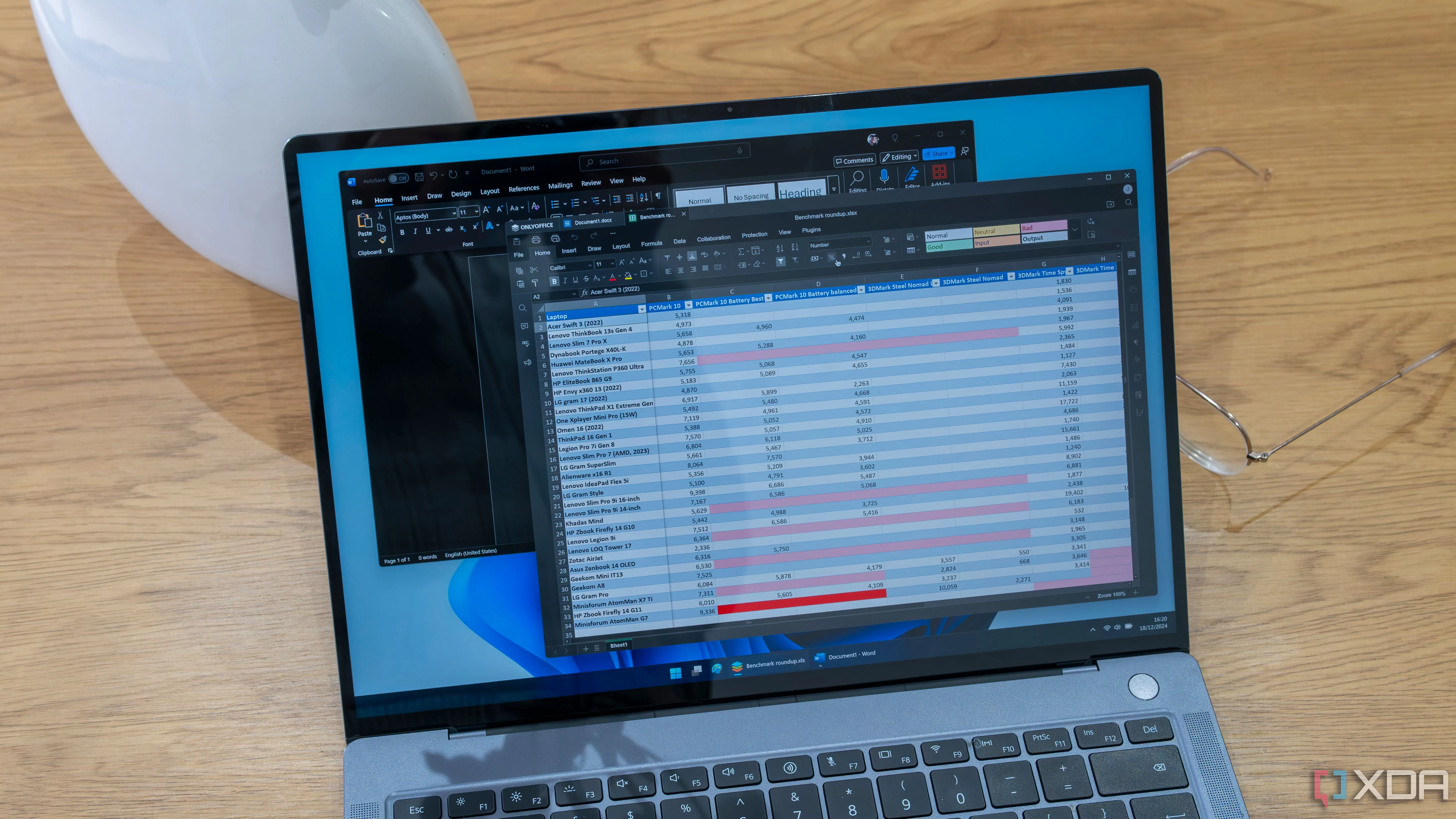 So sánh Microsoft Office và OnlyOffice trên laptop Windows 11, minh họa các ứng dụng văn phòng
