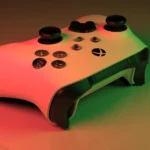 Tay cầm Xbox Series X màu trắng dưới ánh sáng đỏ và xanh lá