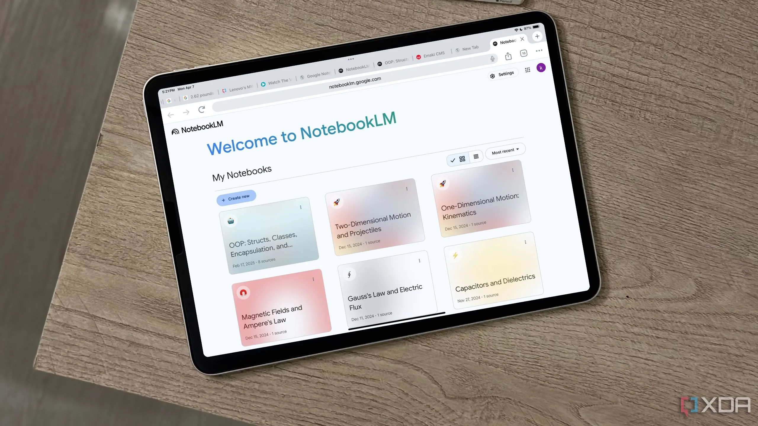 Trang chào mừng NotebookLM hiển thị trên màn hình iPad, thể hiện khả năng làm việc di động