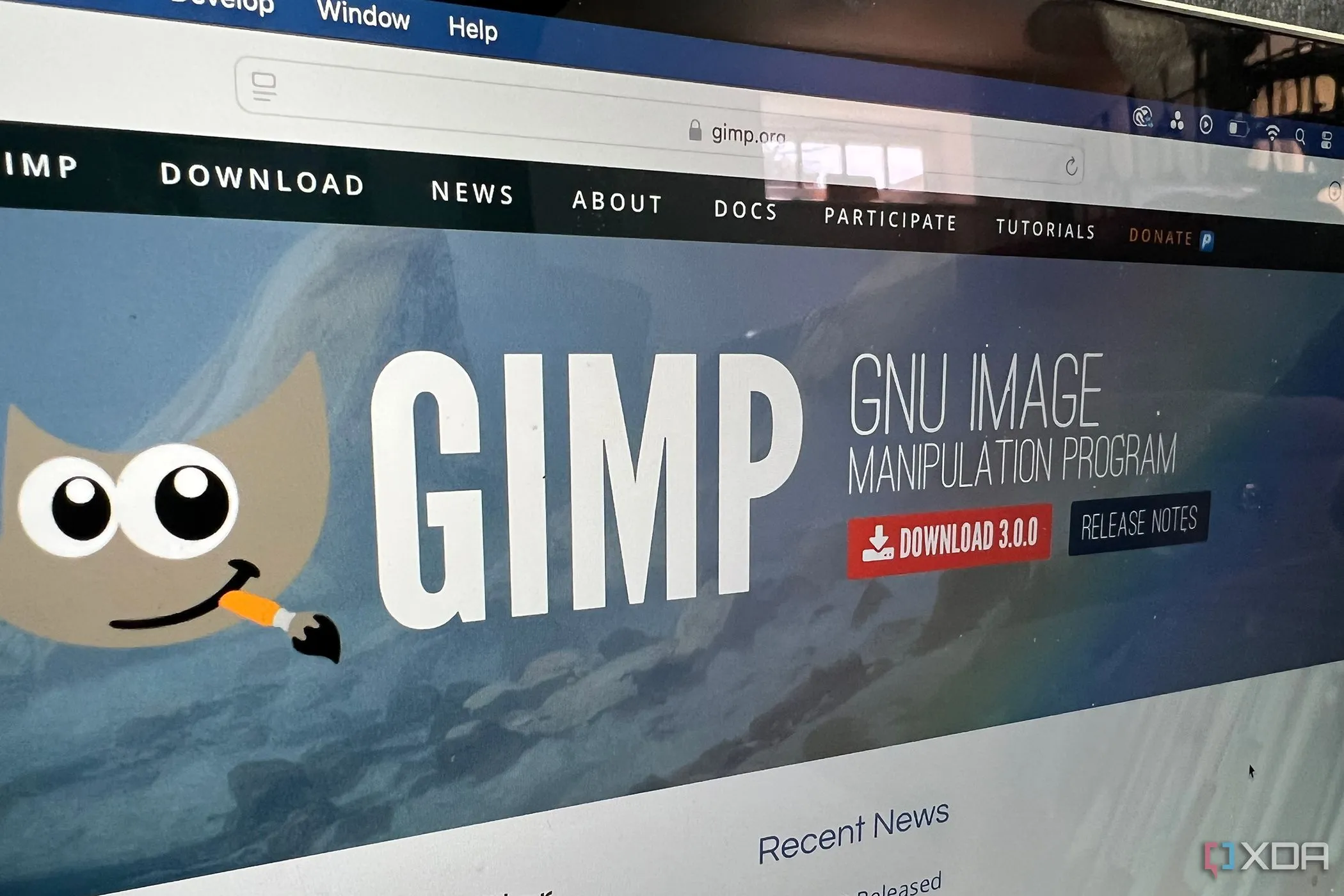 Trang tải xuống GIMP 3.0 hiển thị trên màn hình MacBook, gợi ý nguồn tải và khả năng tương thích đa nền tảng