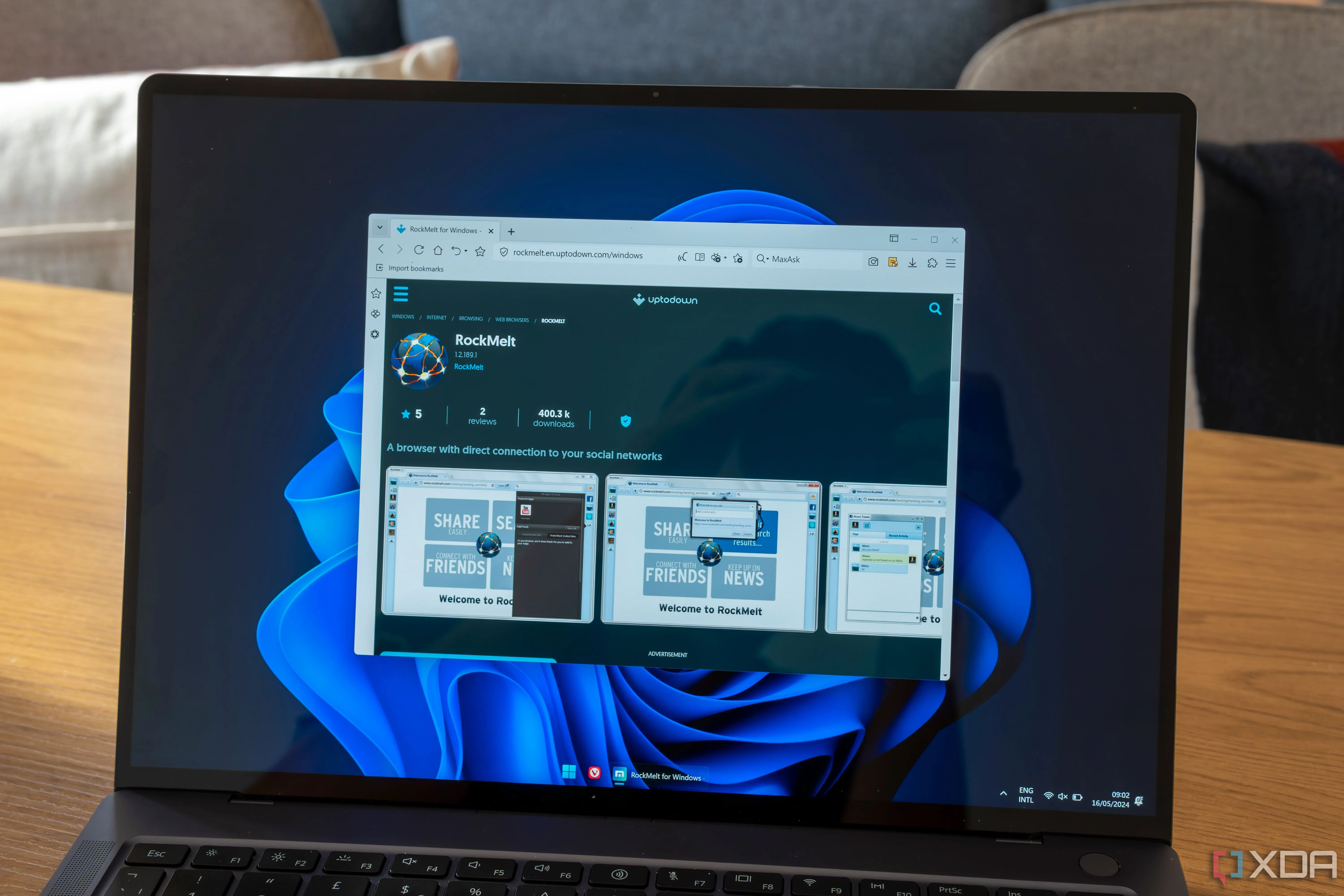 Trình duyệt Maxthon hiển thị trang tải xuống của trình duyệt Rockmelt với logo đặc trưng